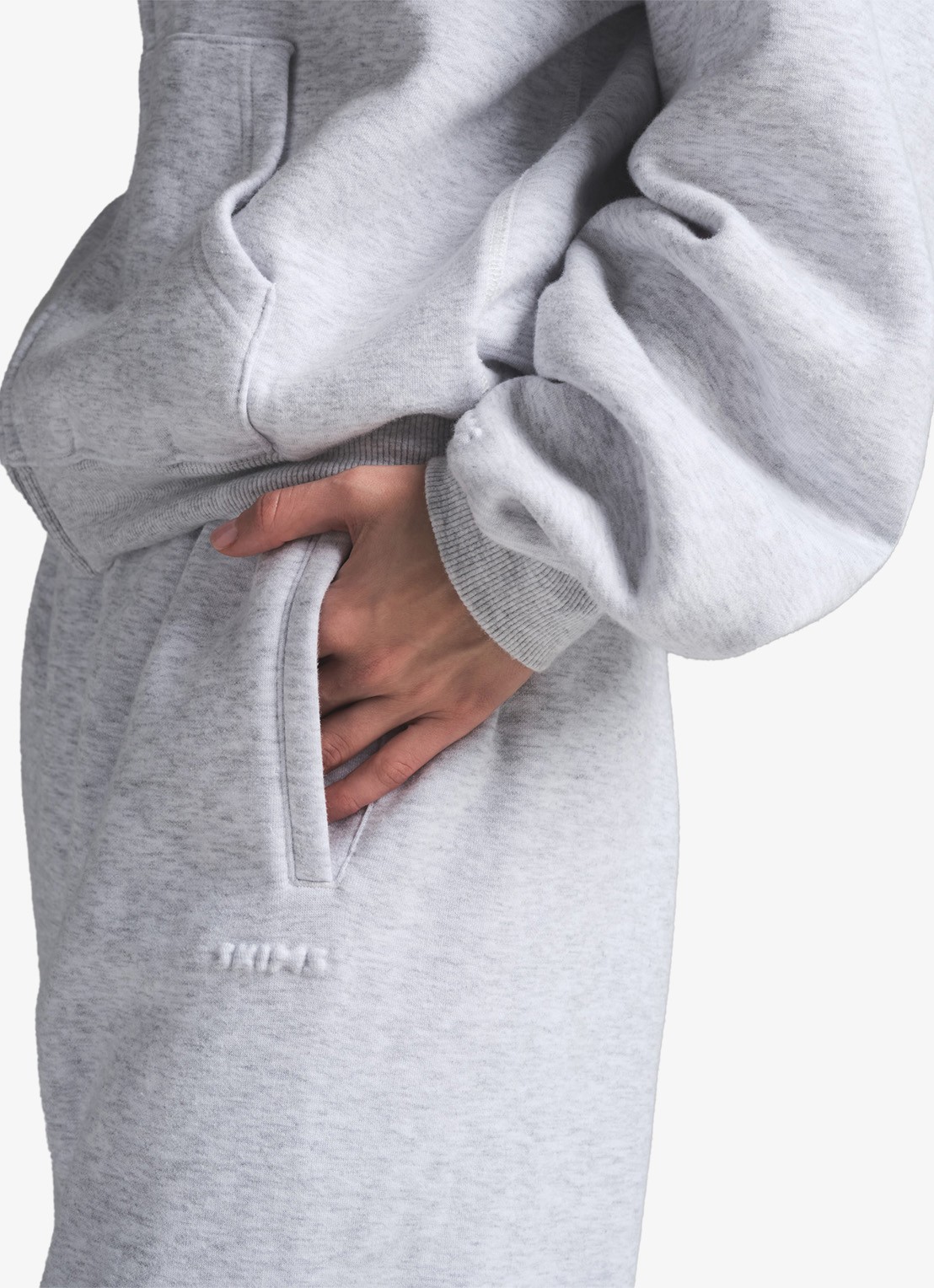 SKIMS Cotton Fleece mid waist tapered fit loungebroek met steekzakken - detail 5 grijsmele