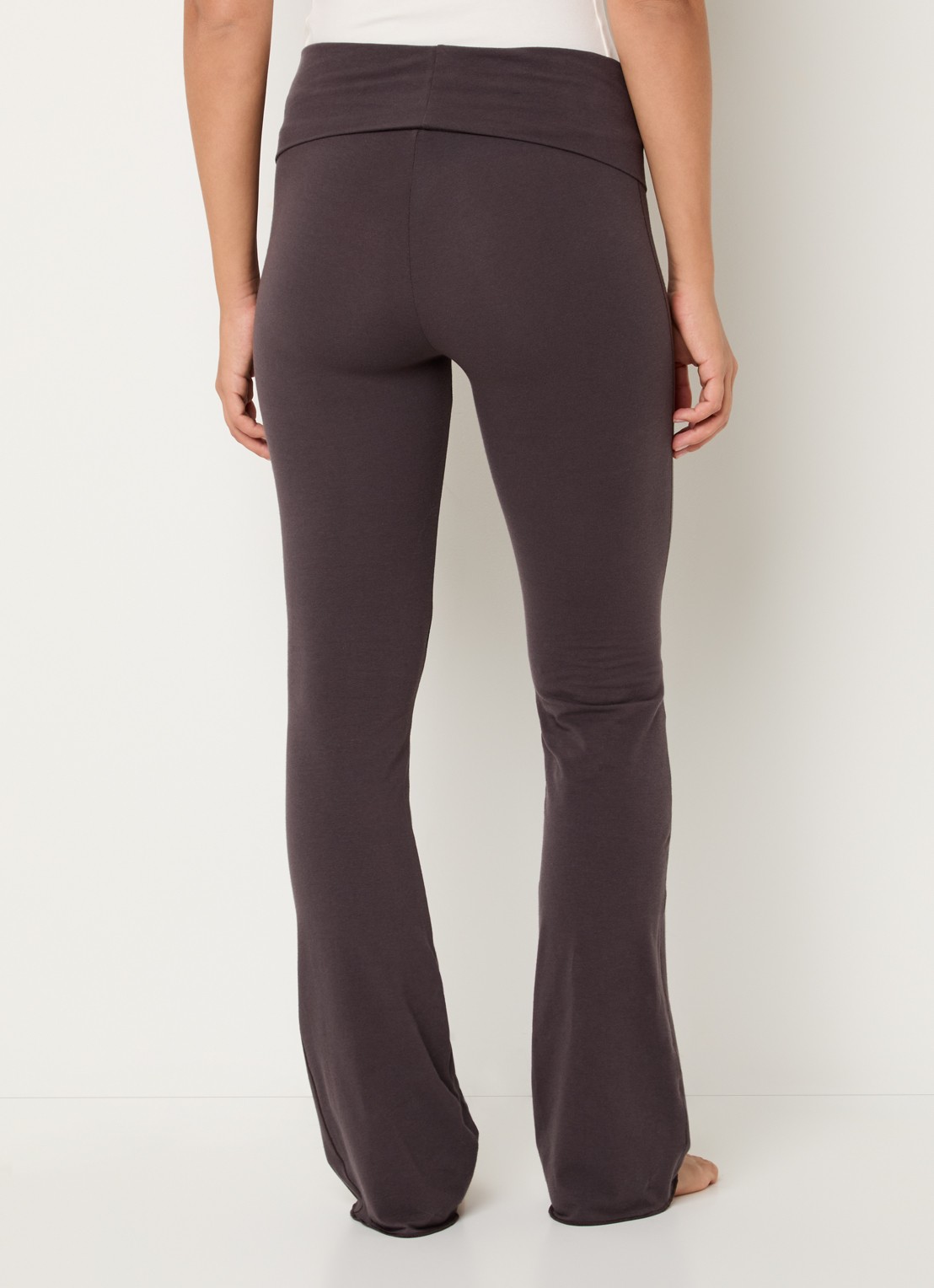 SKIMS Cotton Jersey Foldover mid waist flared fit loungebroek  - achterkant 4 taupe