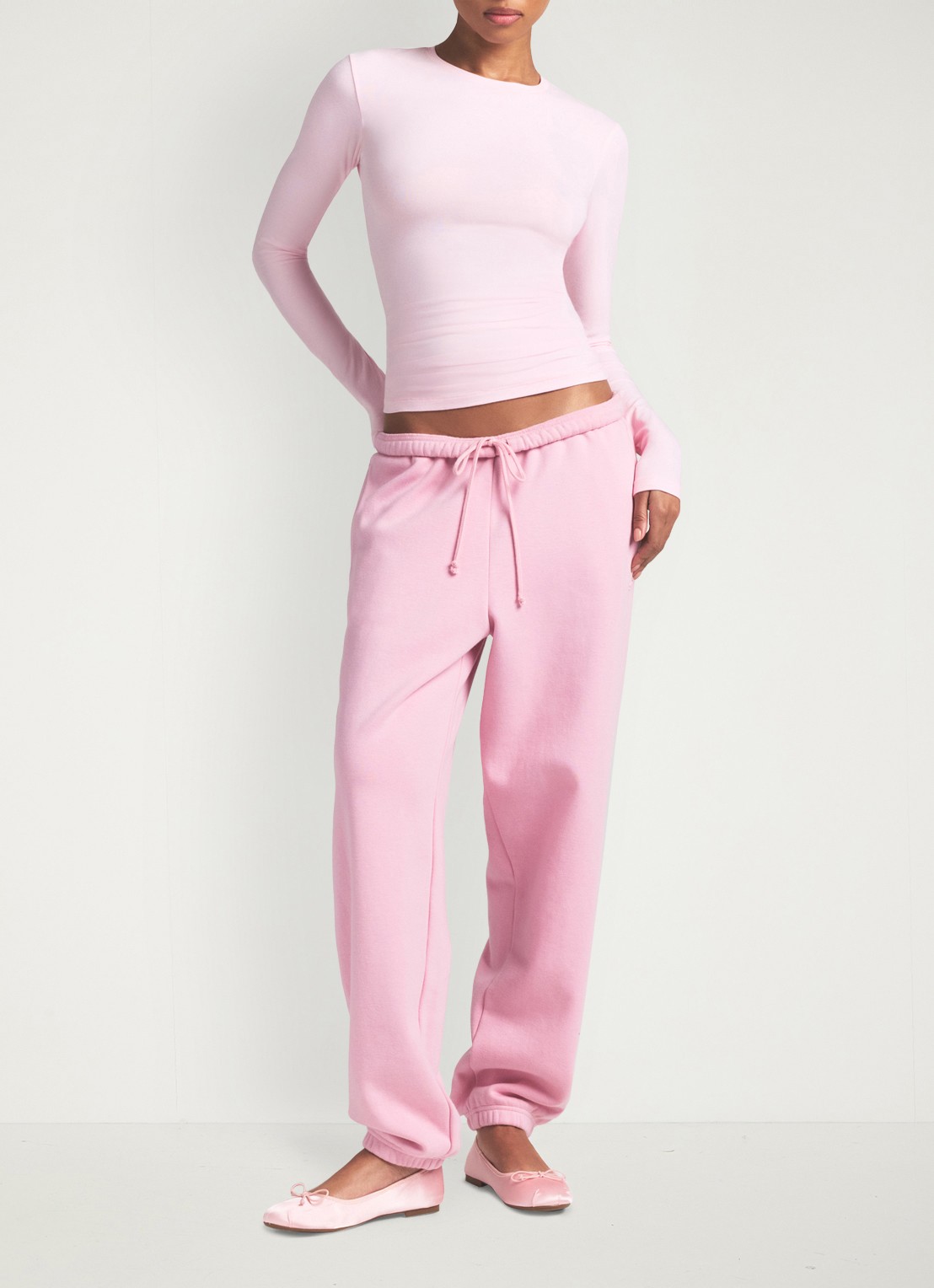 SKIMS Cotton Jersey longsleeve met ronde hals - voorkant 2 cherry blossom