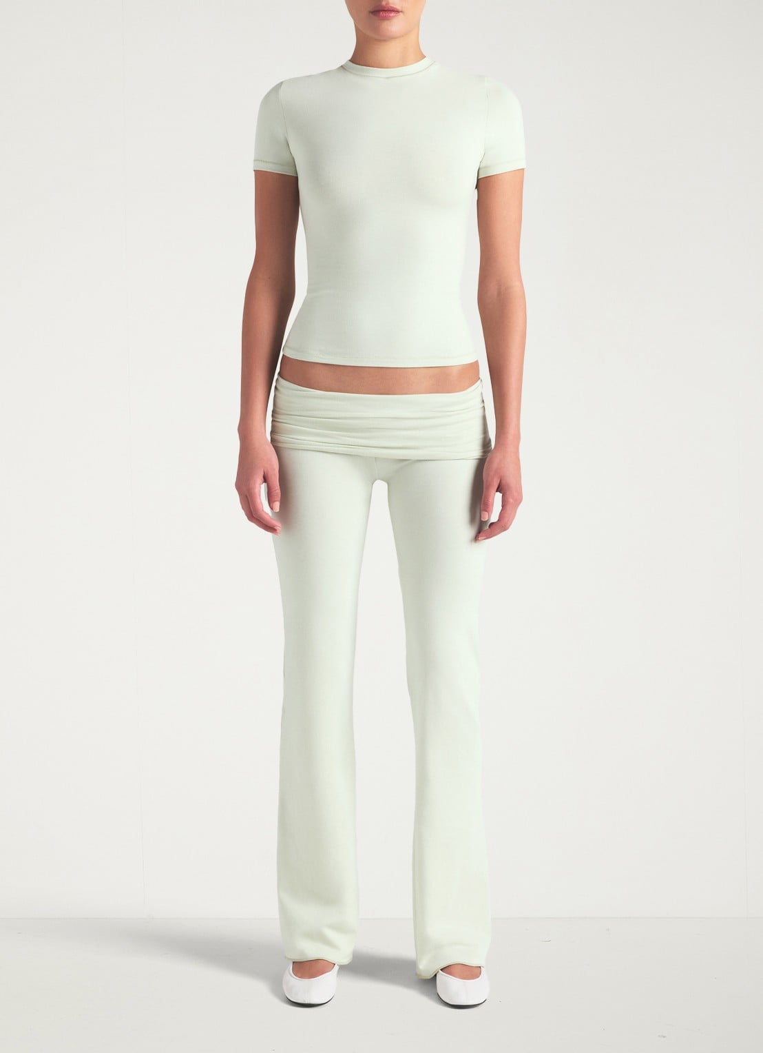 SKIMS Cotton Jersey mid waist straight fit loungebroek - voorkant 3 lichtgroen