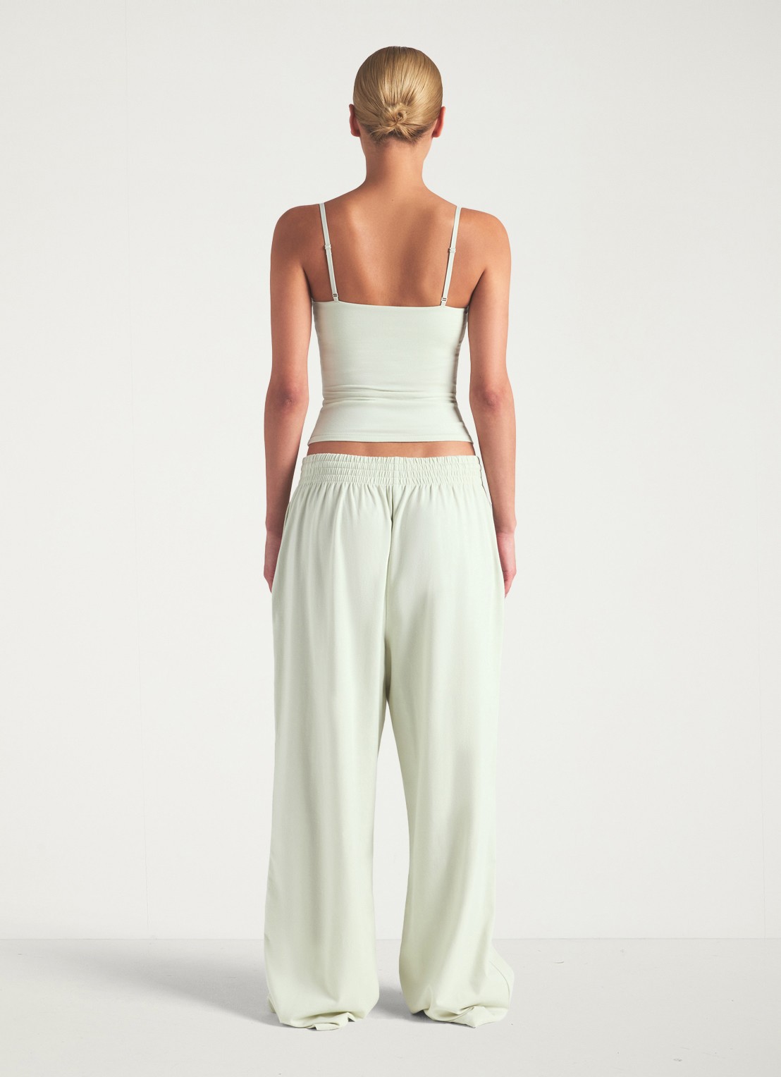 SKIMS Cotton Jersey mid waist wide fit loungebroek met steekzakken - achterkant lichtgroen