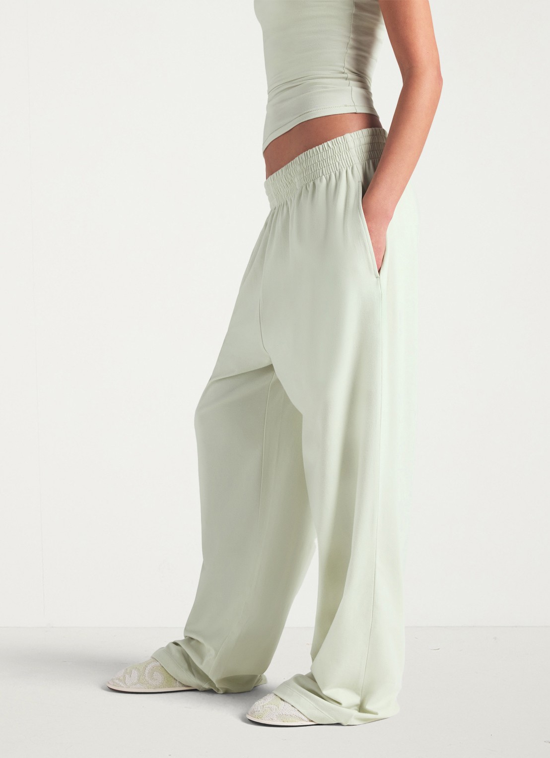 SKIMS Cotton Jersey mid waist wide fit loungebroek met steekzakken - detail 4 lichtgroen