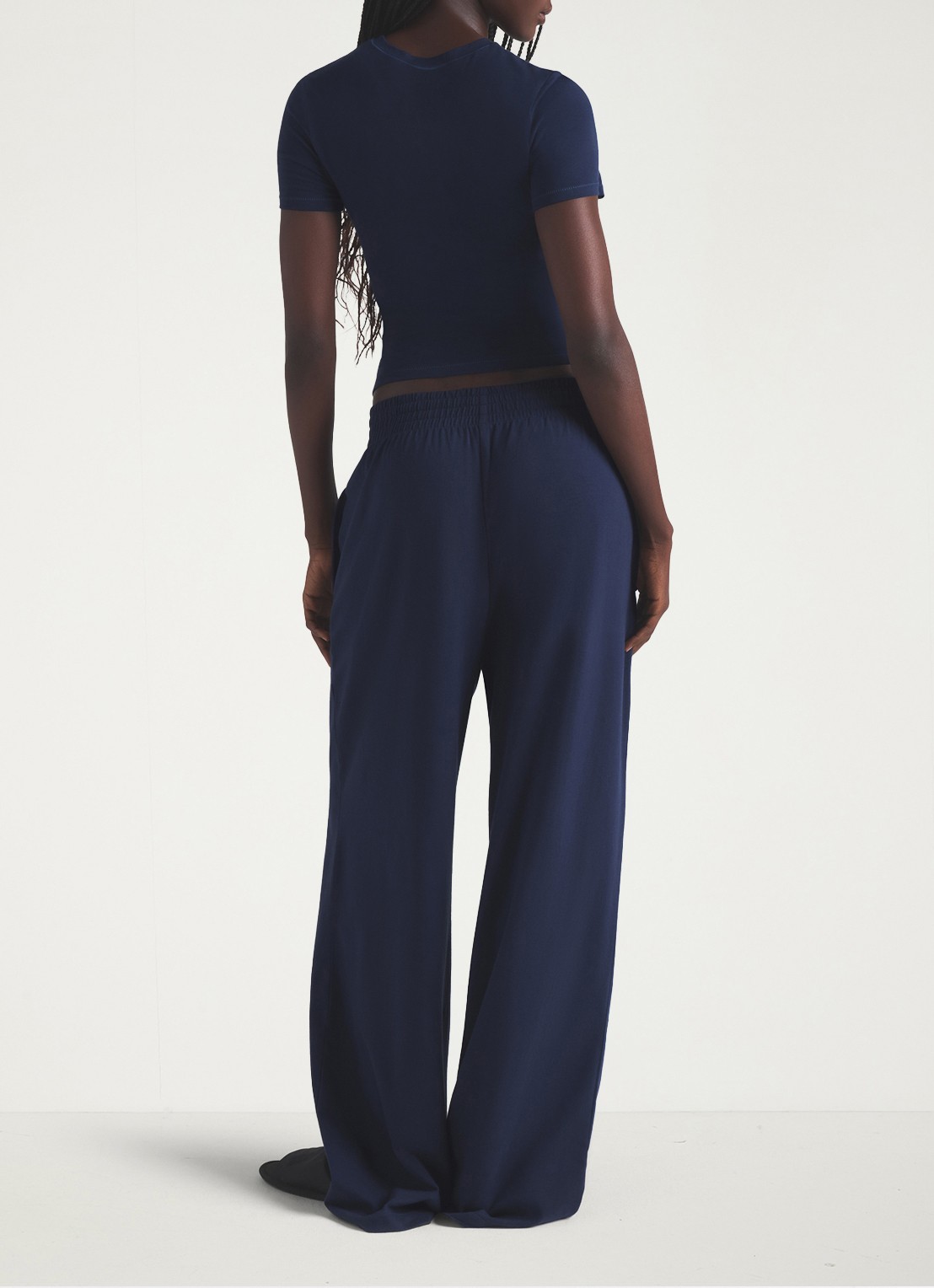 SKIMS Cotton Jersey mid waist wide fit loungebroek met steekzakken - achterkant 3 donkerblauw