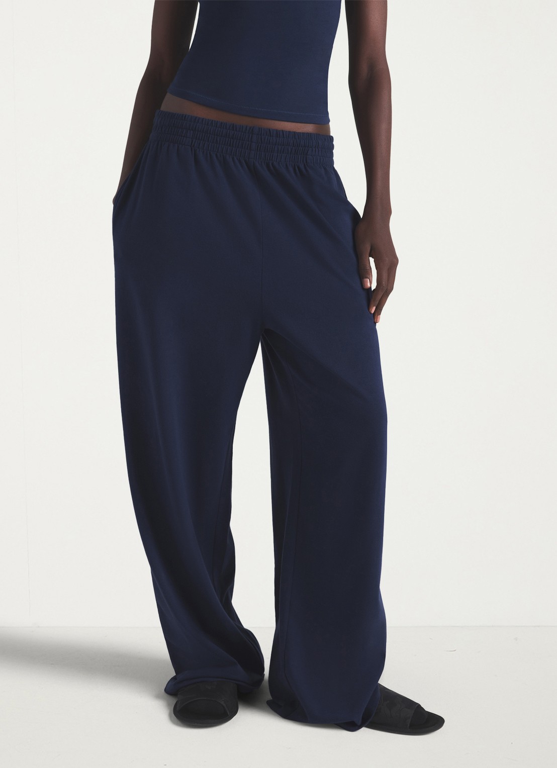SKIMS Cotton Jersey mid waist wide fit loungebroek met steekzakken - detail donkerblauw