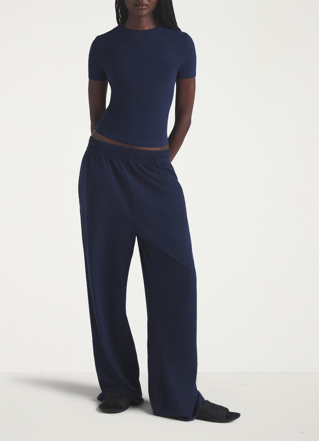 SKIMS Cotton Jersey mid waist wide fit loungebroek met steekzakken - voorkant 5 donkerblauw