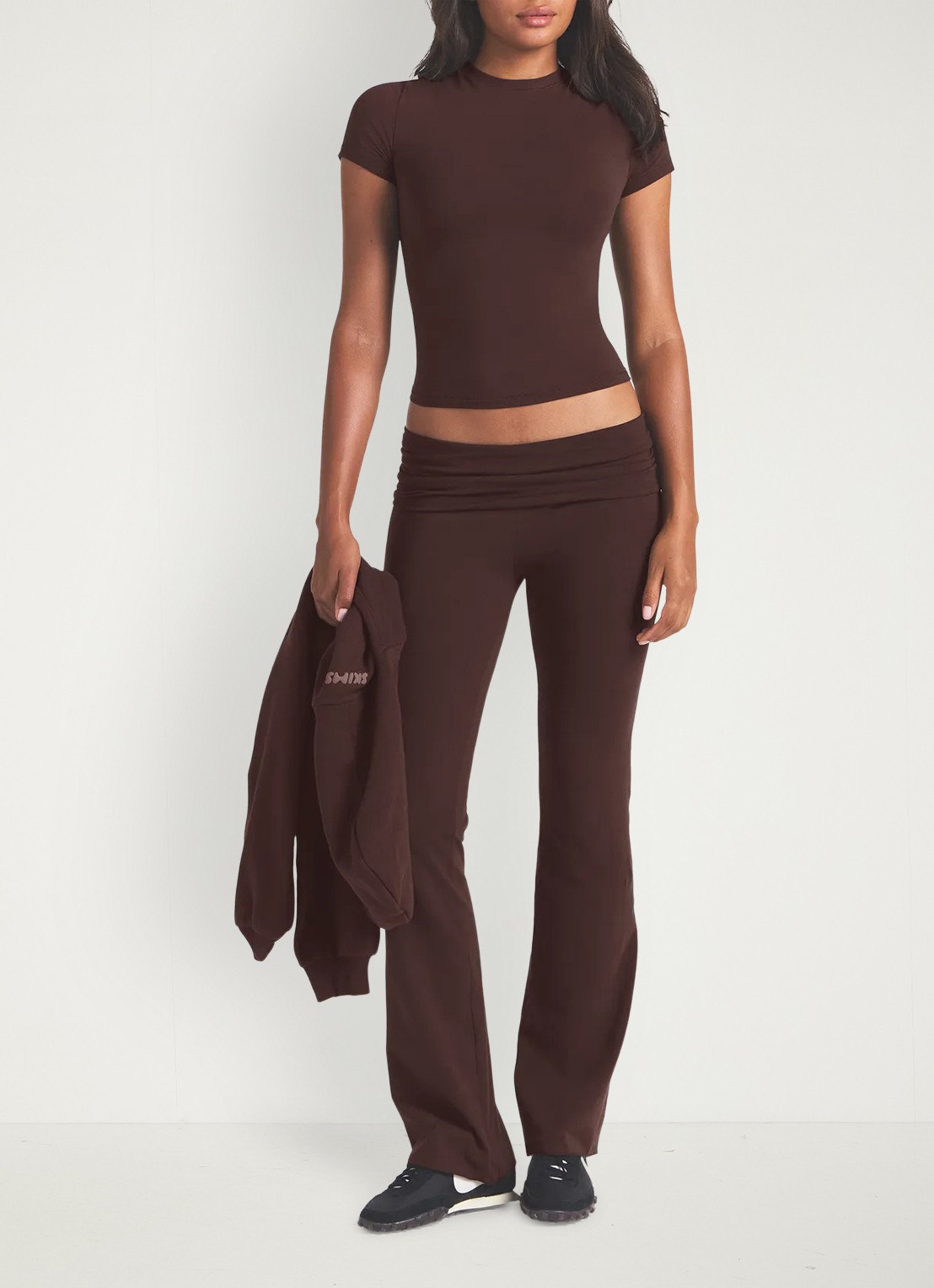 SKIMS Cotton Jersey t-shirt met stretch - voorkant 3 bruin