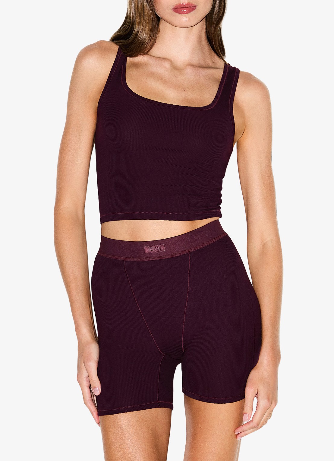 SKIMS Cotton Rib cropped tanktop met rechthoekige hals  - detail 4 bordeauxrood