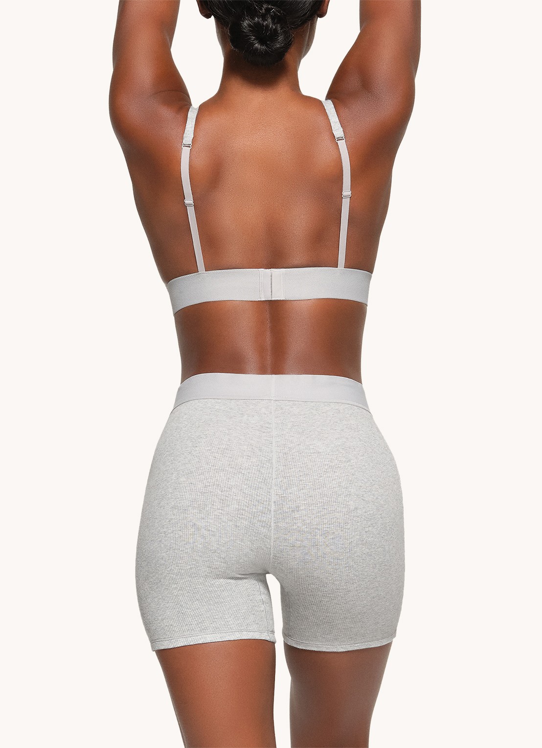 SKIMS Cotton Rib high waist korte loungebroek met ribstructuur - achterkant 2 grijsmele