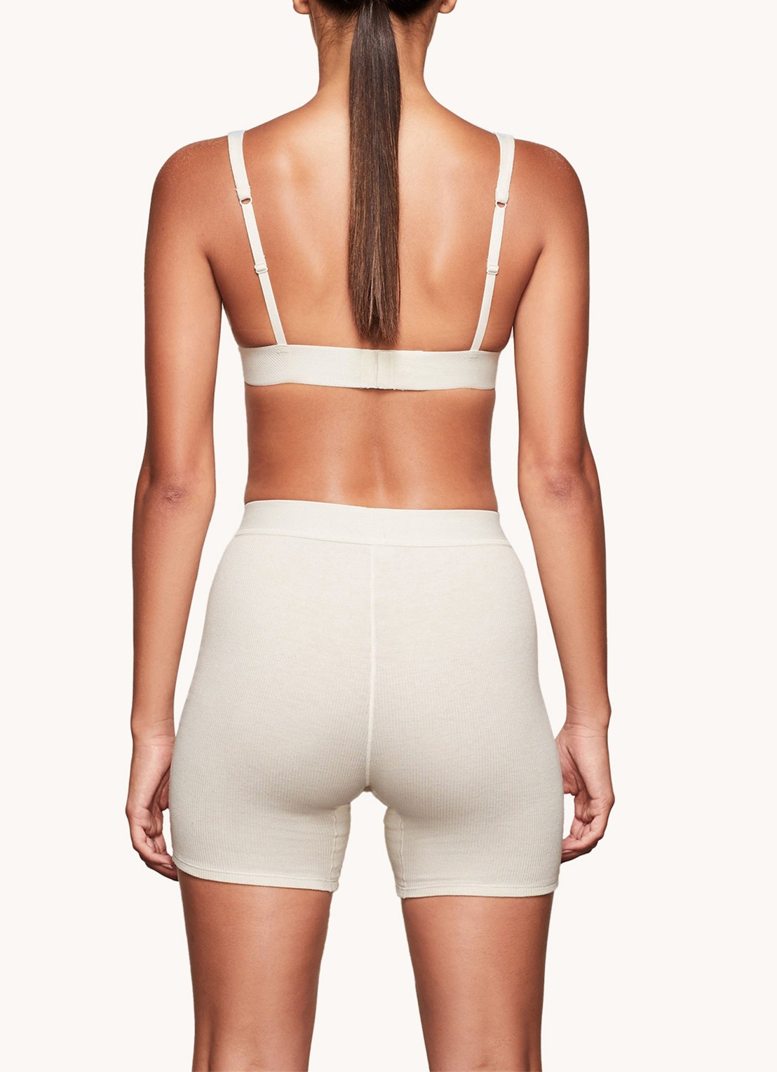 SKIMS Cotton Rib high waist korte loungebroek met ribstructuur - achterkant 3 gebroken wit