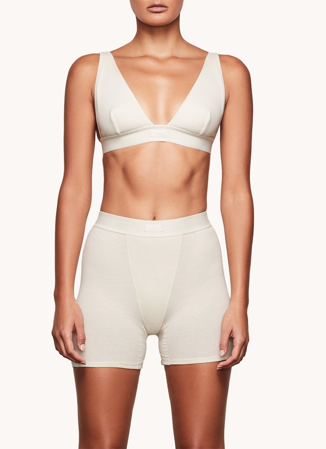SKIMS Cotton Rib high waist korte loungebroek met ribstructuur - detail gebroken wit