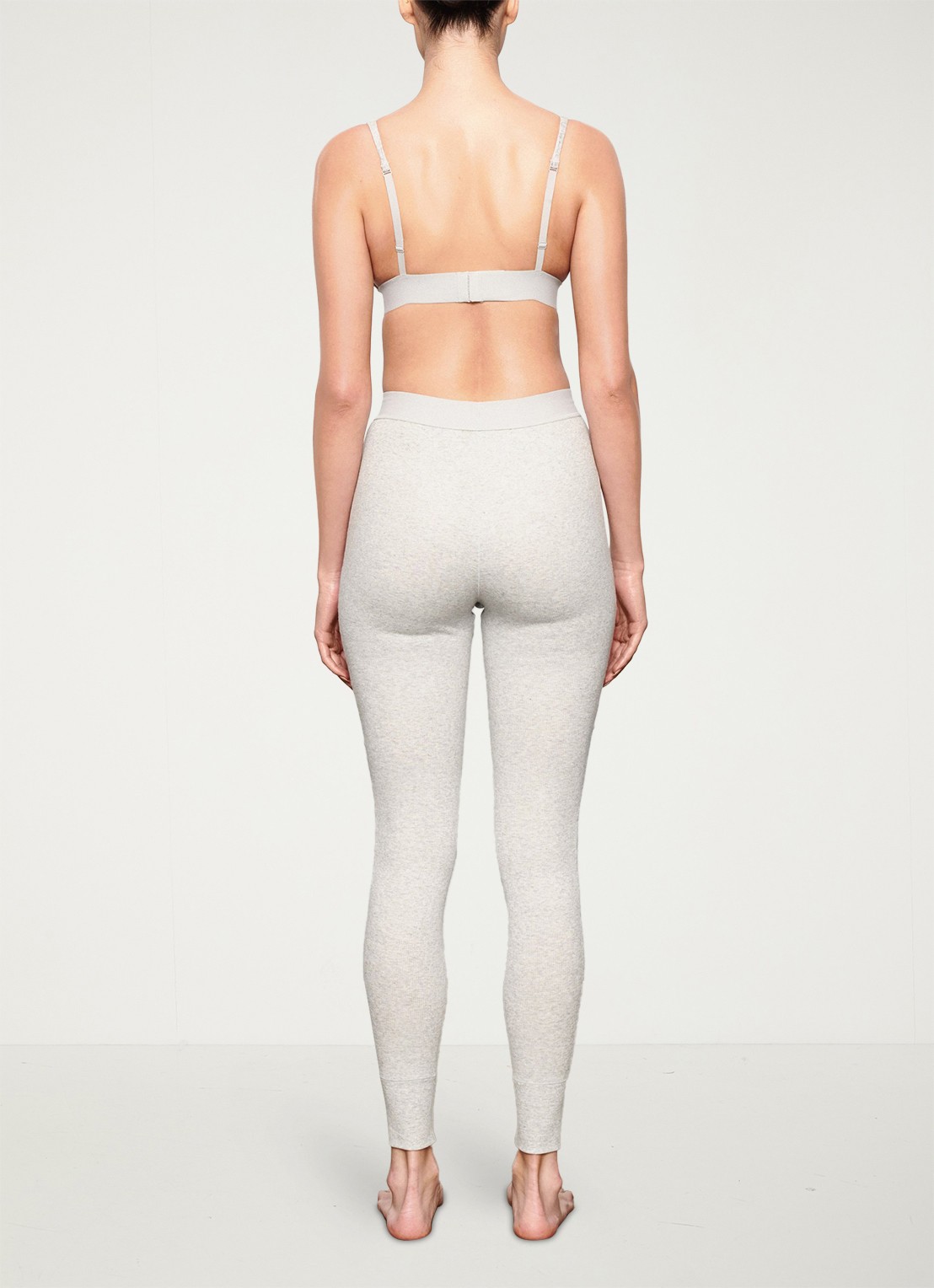SKIMS Cotton Rib high waist loungebroek met ribstructuur - achterkant grijsmele