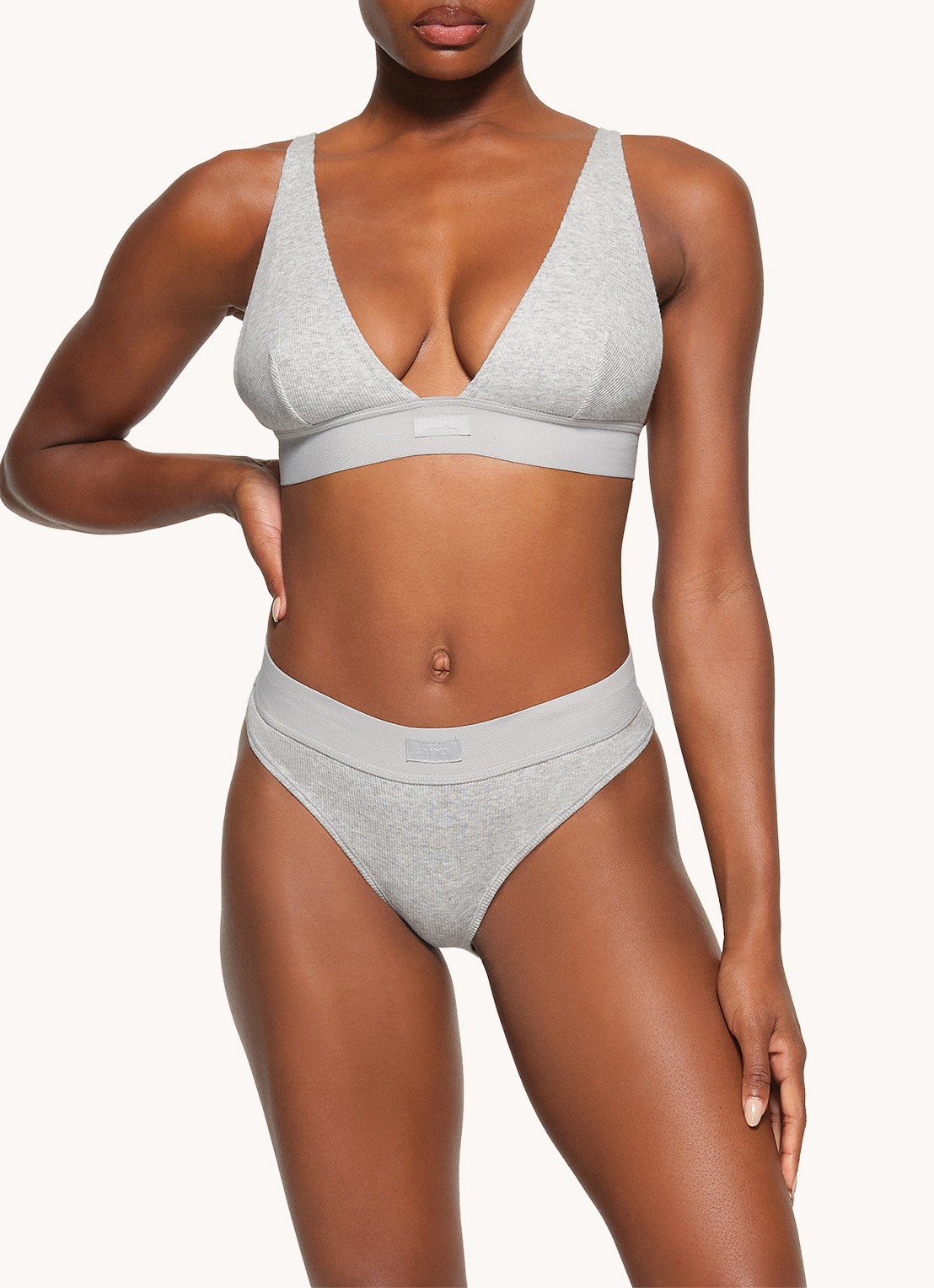 SKIMS Cotton Rib plunge bralette met ribstructuur - detail 3 grijsmele