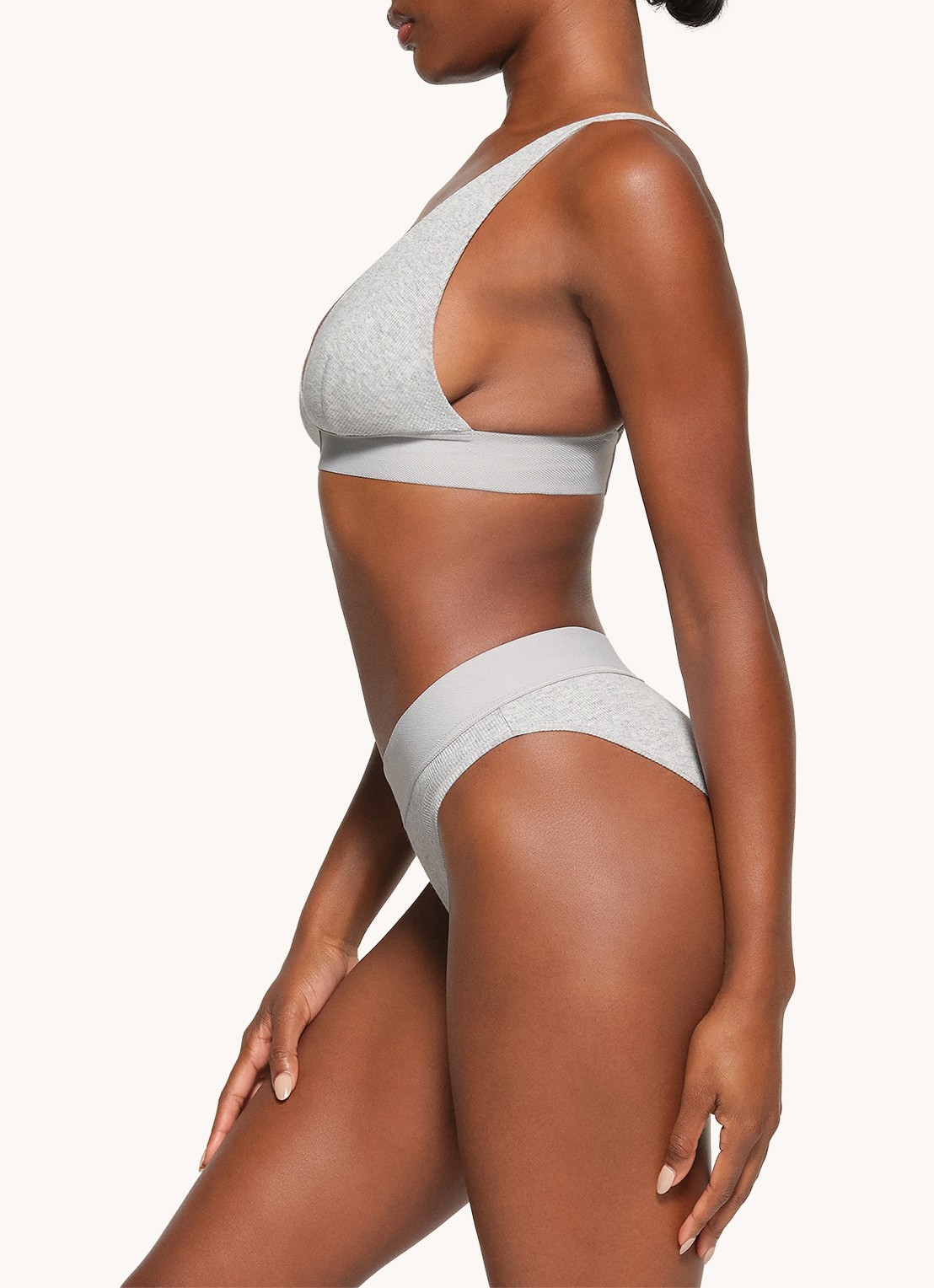 SKIMS Cotton Rib plunge bralette met ribstructuur - detail 4 grijsmele