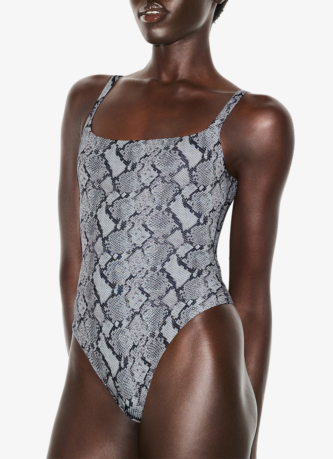 SKIMS Fits Everybody body met rechthoekige hals - detail 2 shadow snake print