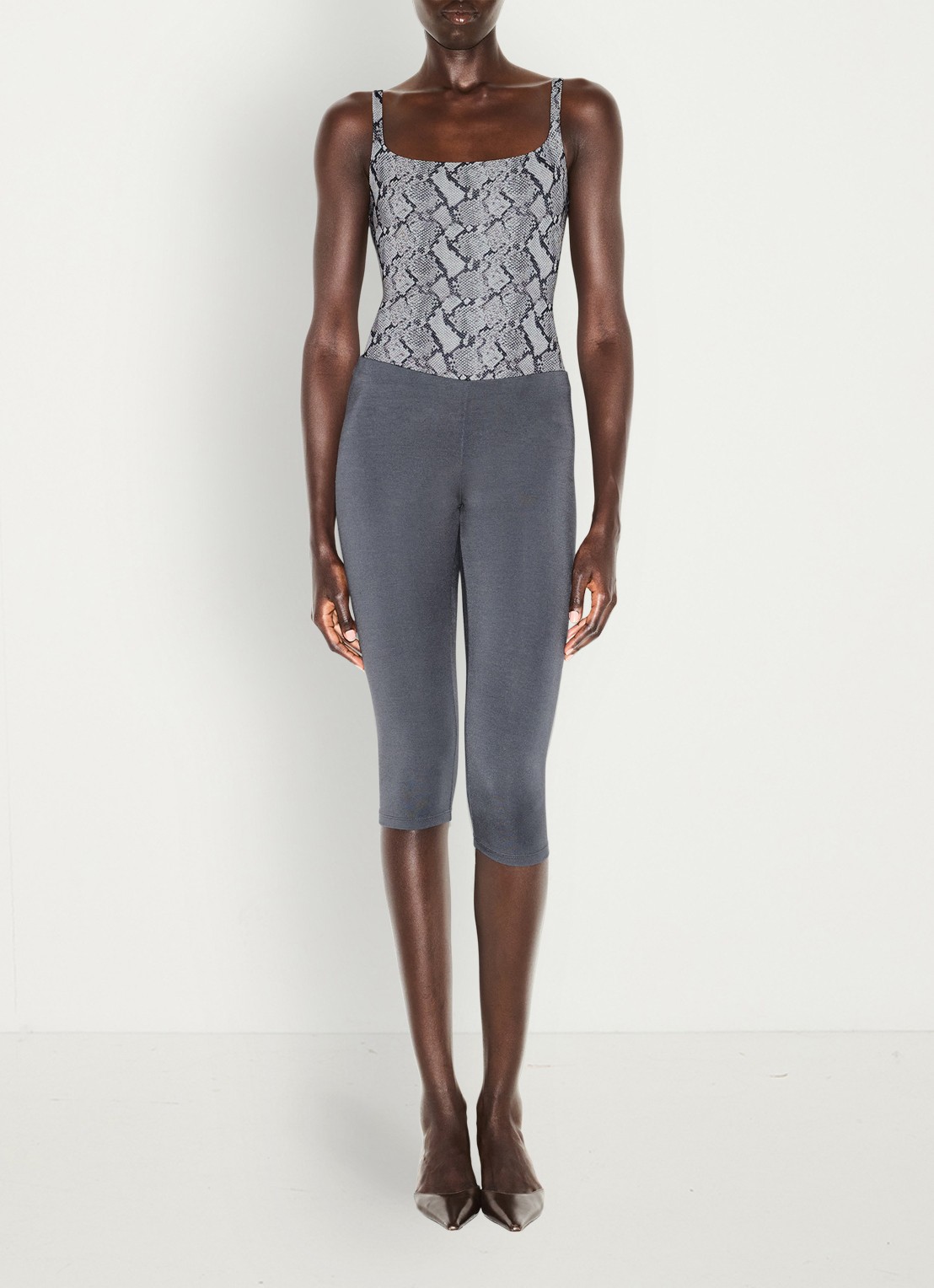 SKIMS Fits Everybody body met rechthoekige hals - detail 3 shadow snake print