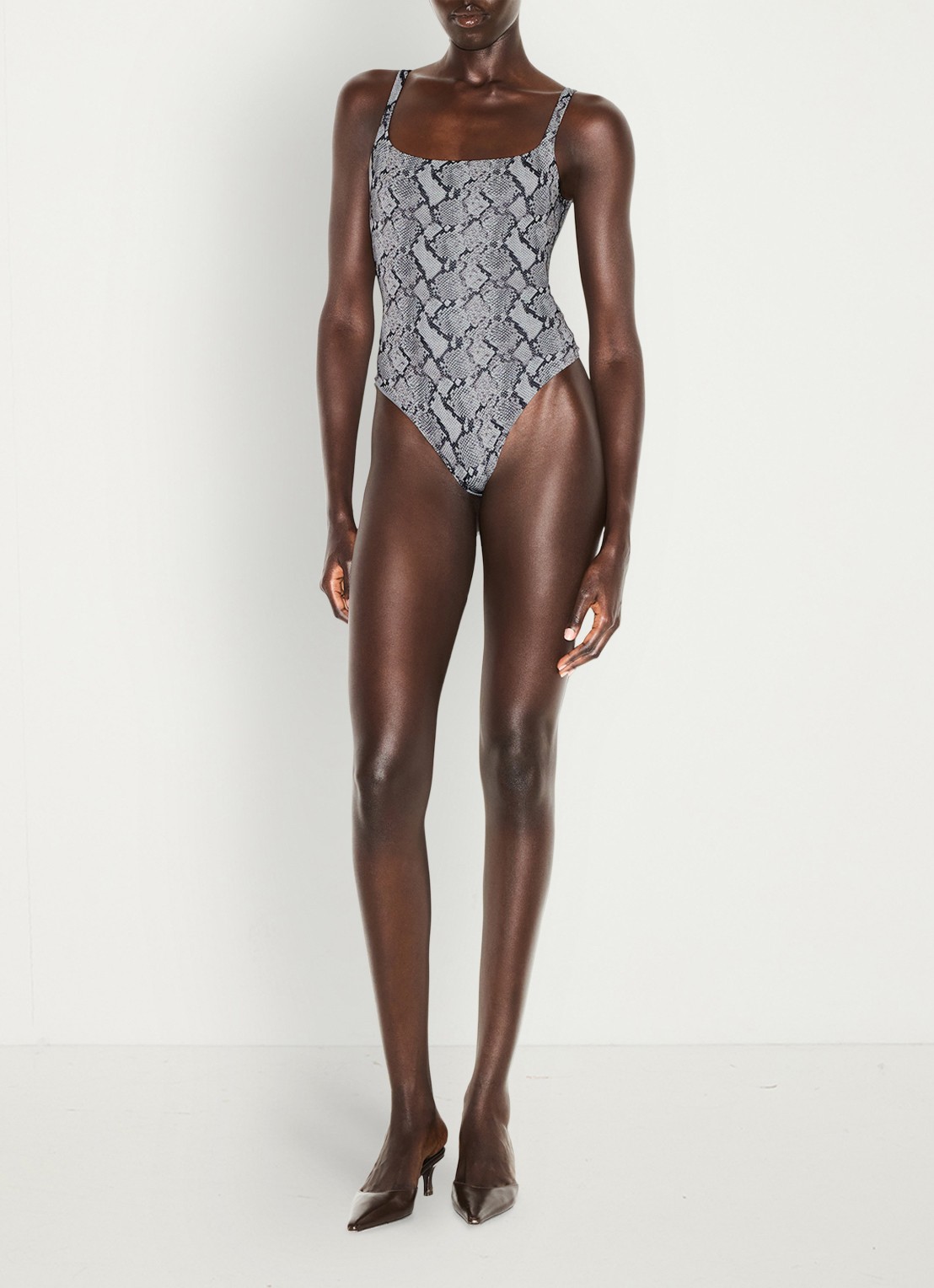SKIMS Fits Everybody body met rechthoekige hals - voorkant 5 shadow snake print