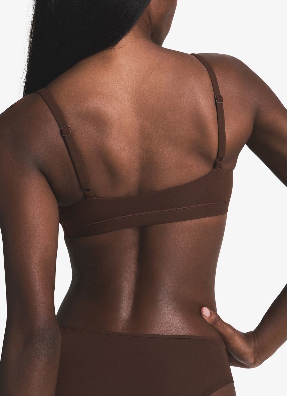 SKIMS Fits Everybody bralette  - achterkant chocoladebruin