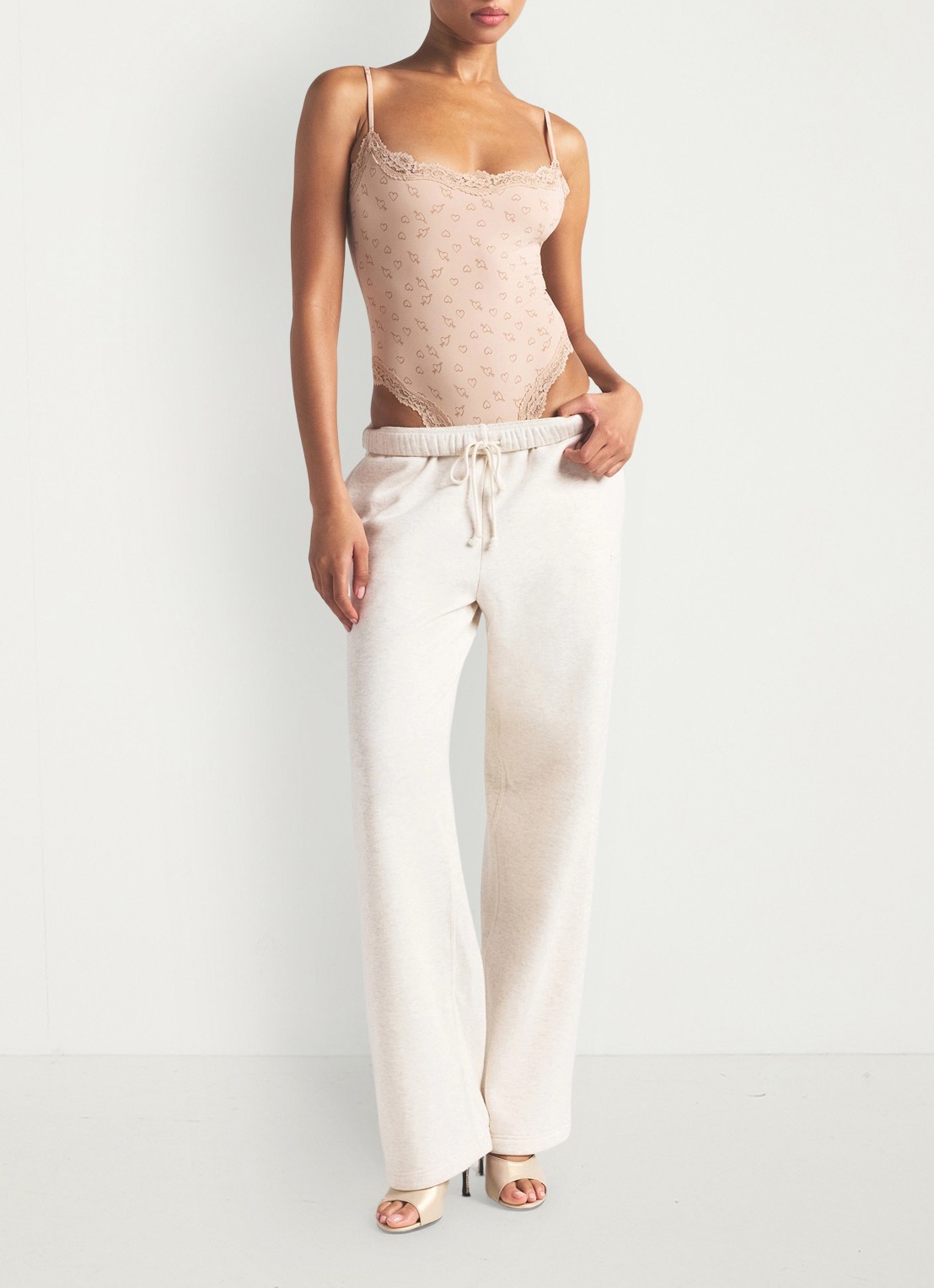 SKIMS Fits Everybody Lace body met print en kant - detail 4 mica sketched hearts
