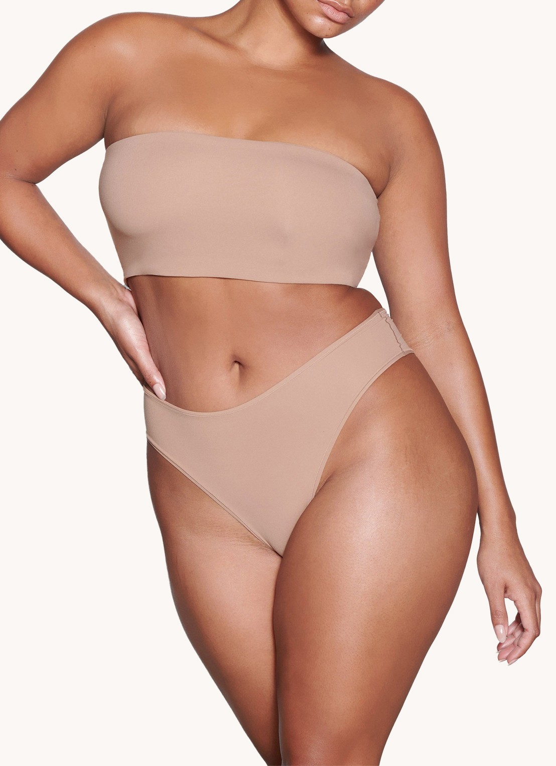 SKIMS Fits Everybody strapless bh  - detail 3 lichtbruin