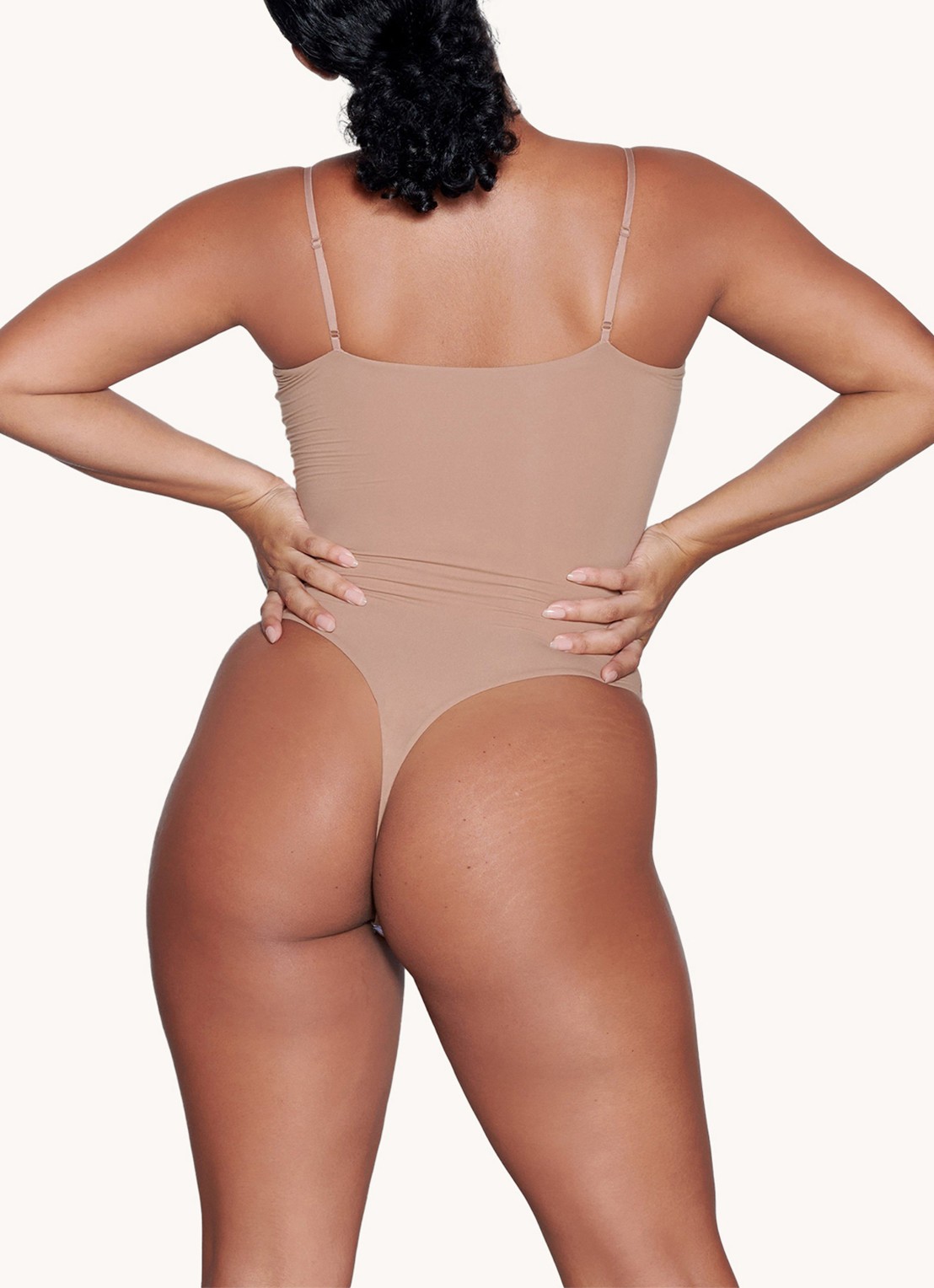 SKIMS Fits Everybody stringbody met stretch - achterkant 3 lichtbruin