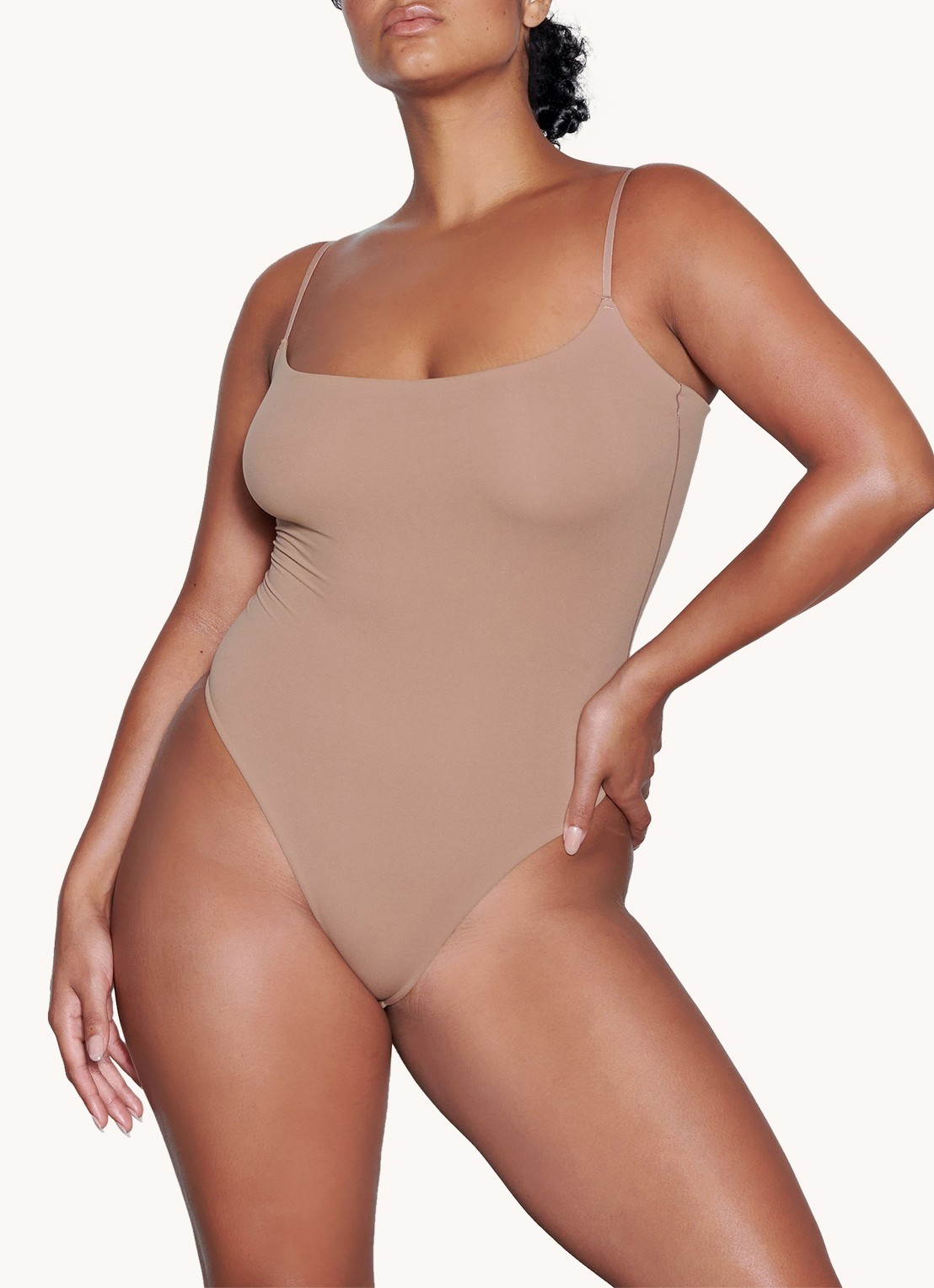SKIMS Fits Everybody stringbody met stretch - detail lichtbruin