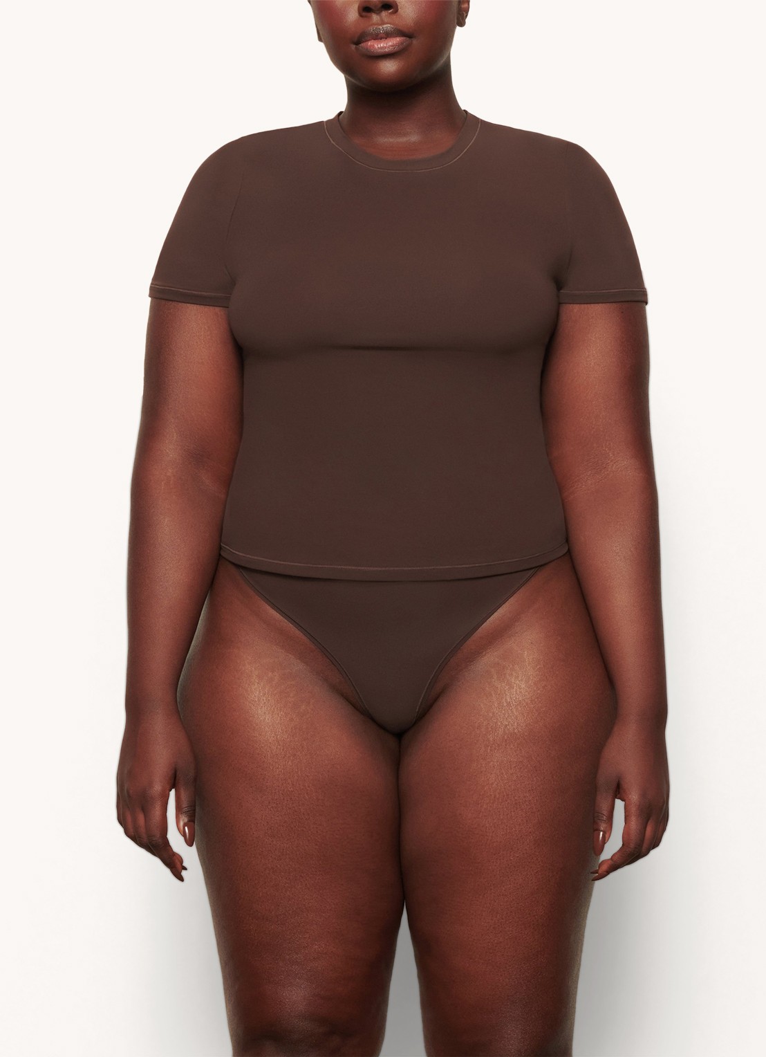 SKIMS Fits Everybody T-shirt met ronde hals - detail 2 chocoladebruin