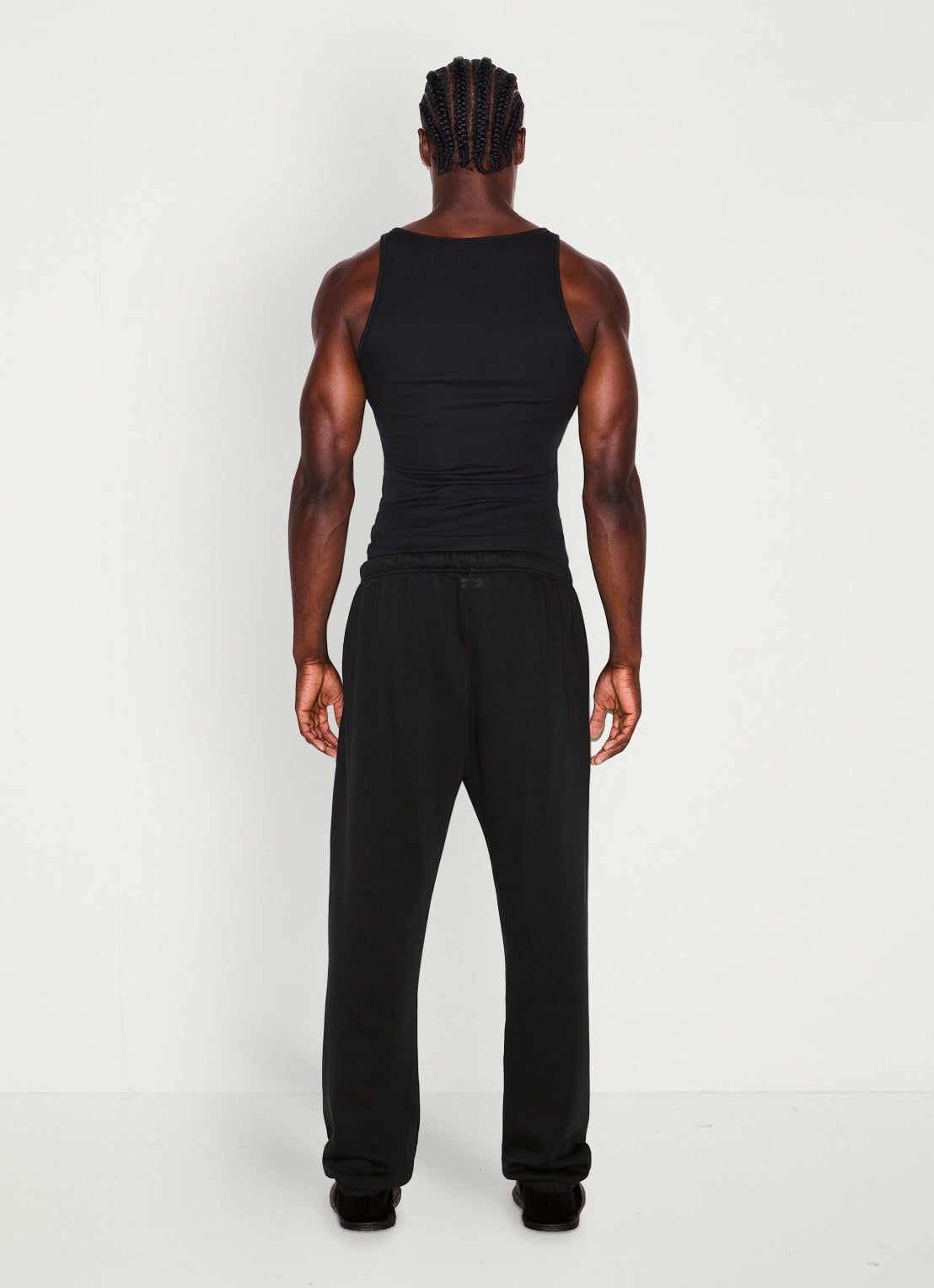 SKIMS Fleece Lounge joggingsbroek met steekzakken - achterkant washed onyx