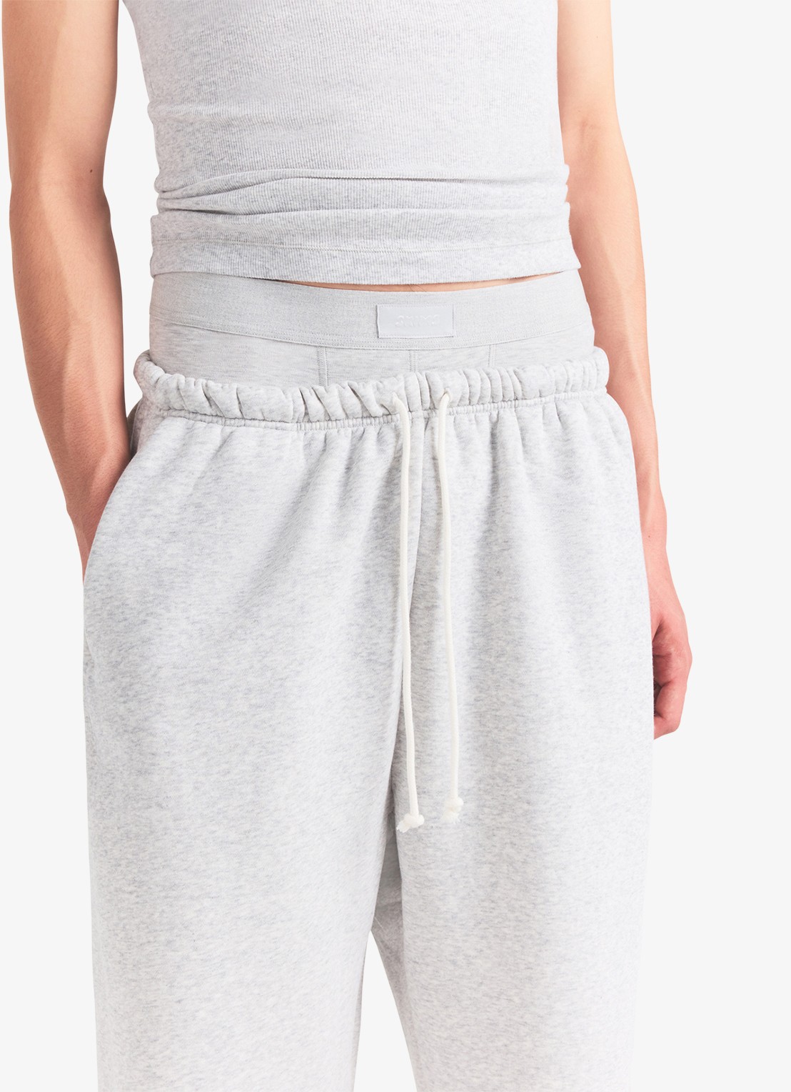 SKIMS Fleece Lounge joggingsbroek met steekzakken  - detail 5 light heather grey