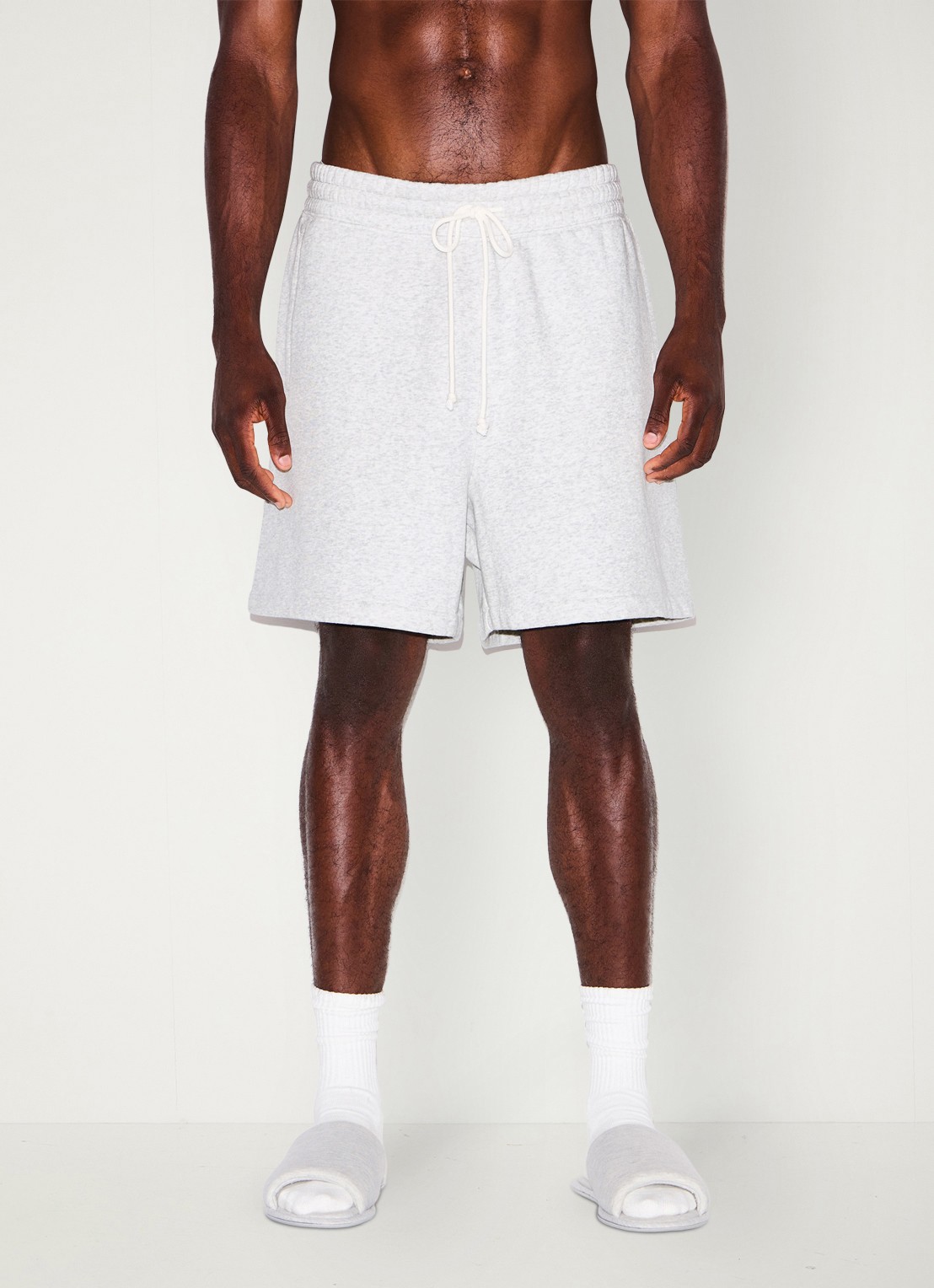 SKIMS Fleece Lounge straight fit korte loungebroek  - detail lichtgrijs