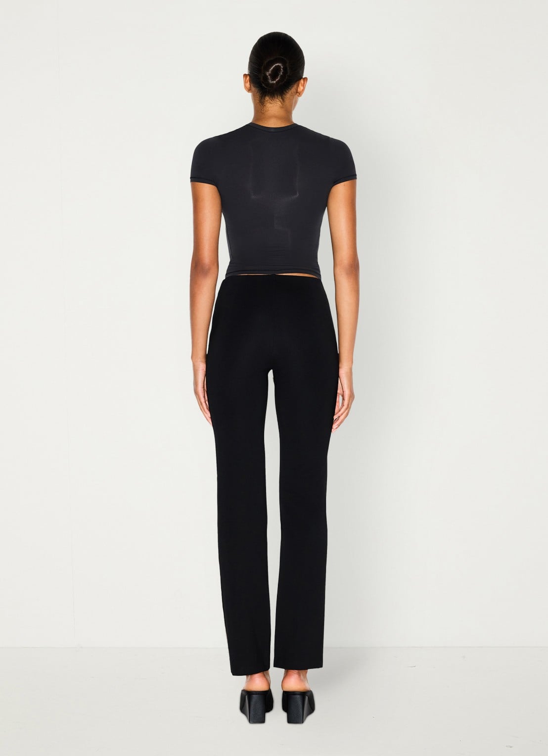 SKIMS High waist slim fit pantalon met stretch - achterkant zwart