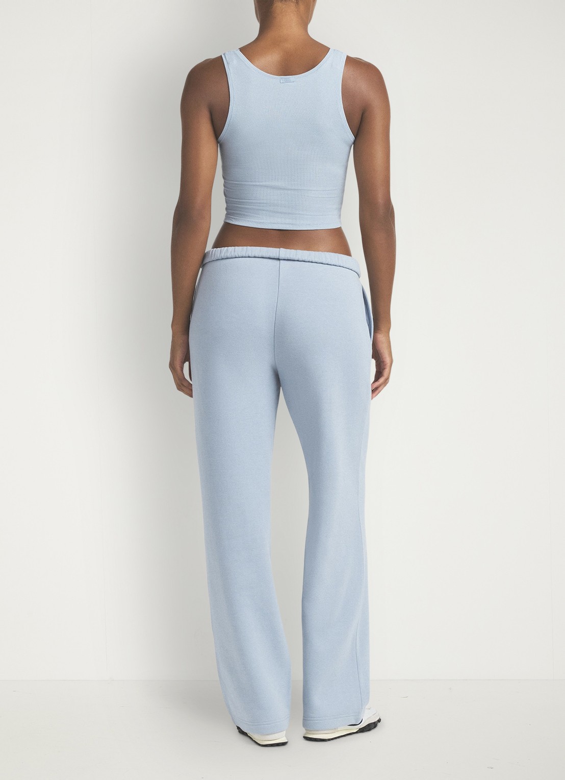 SKIMS Low waist straight fit joggingbroek met logo - achterkant lichtblauw
