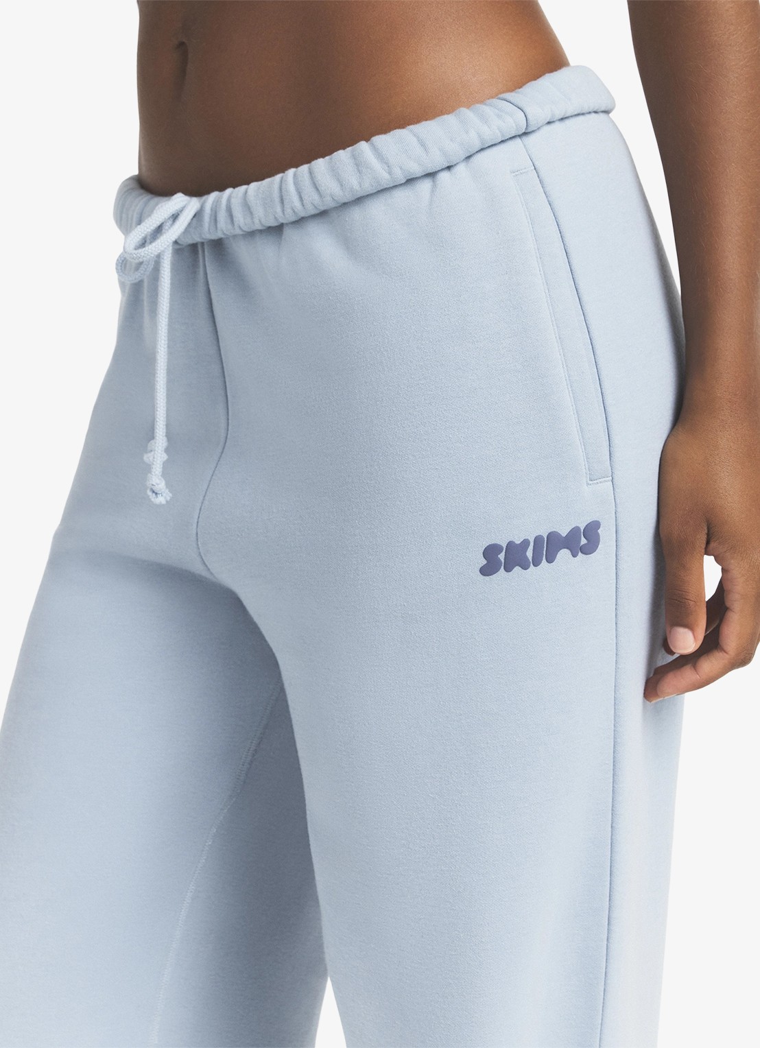 SKIMS Low waist straight fit joggingbroek met logo - detail 3 lichtblauw