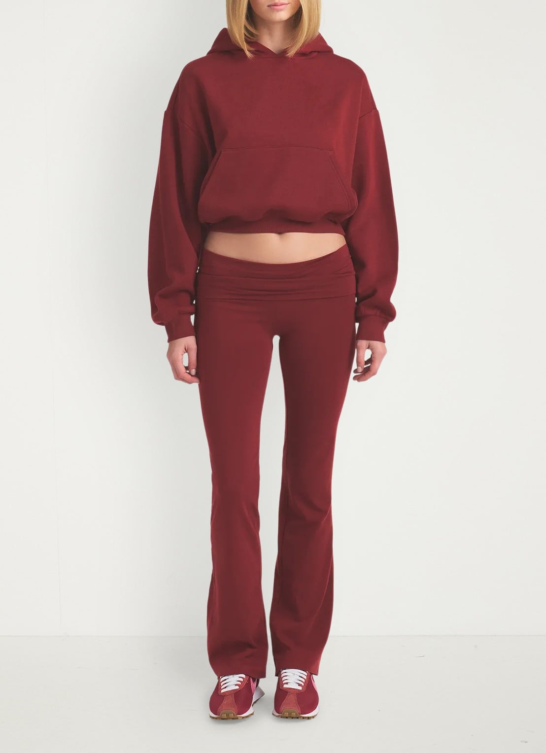 SKIMS Mid waist flared fit loungebroek met stretch - detail bordeauxrood