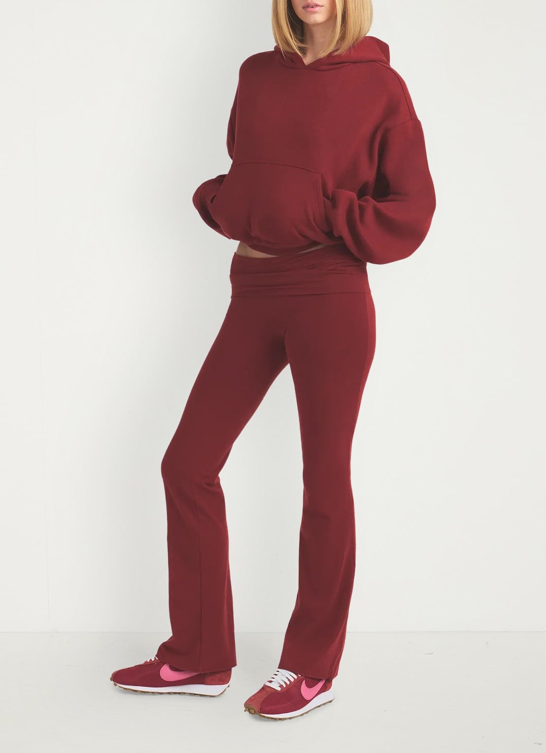 SKIMS Mid waist flared fit loungebroek met stretch - detail 2 bordeauxrood