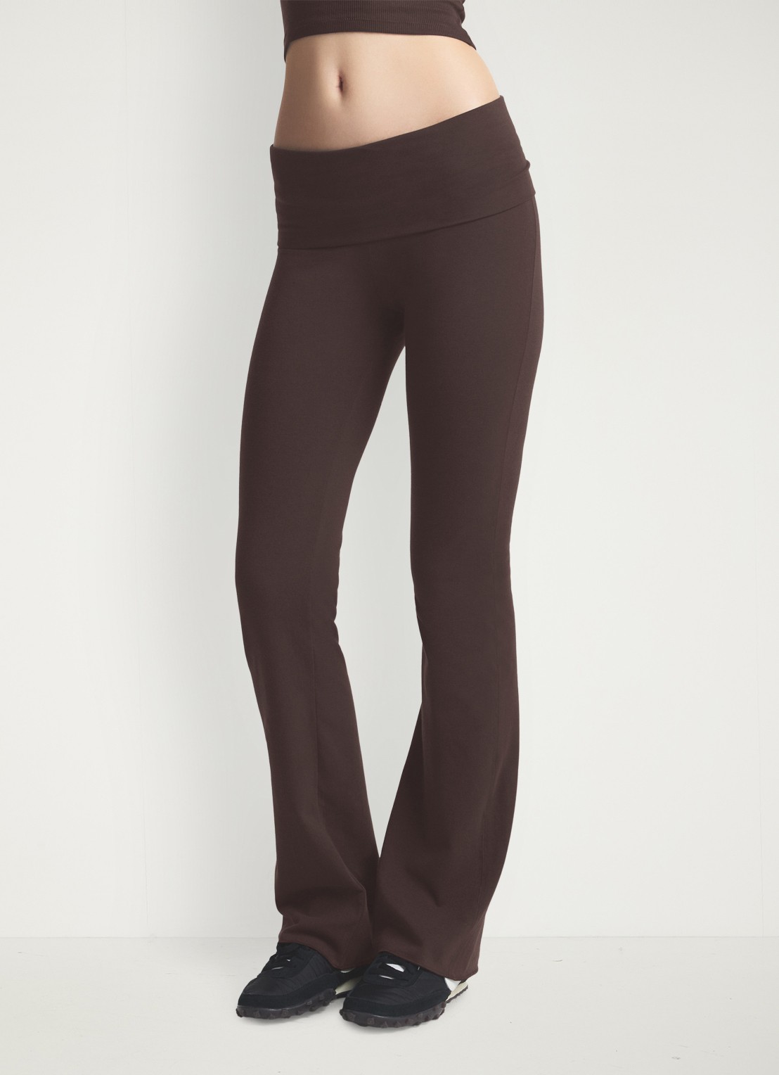 SKIMS Mid waist flared fit loungebroek met stretch - detail bruin