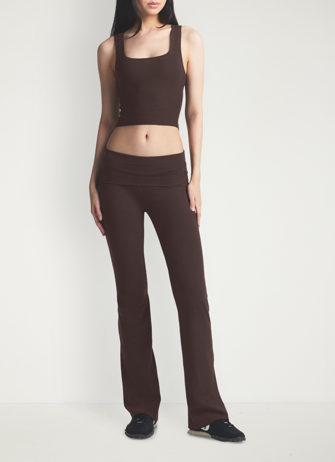 SKIMS Mid waist flared fit loungebroek met stretch - voorkant 5 bruin