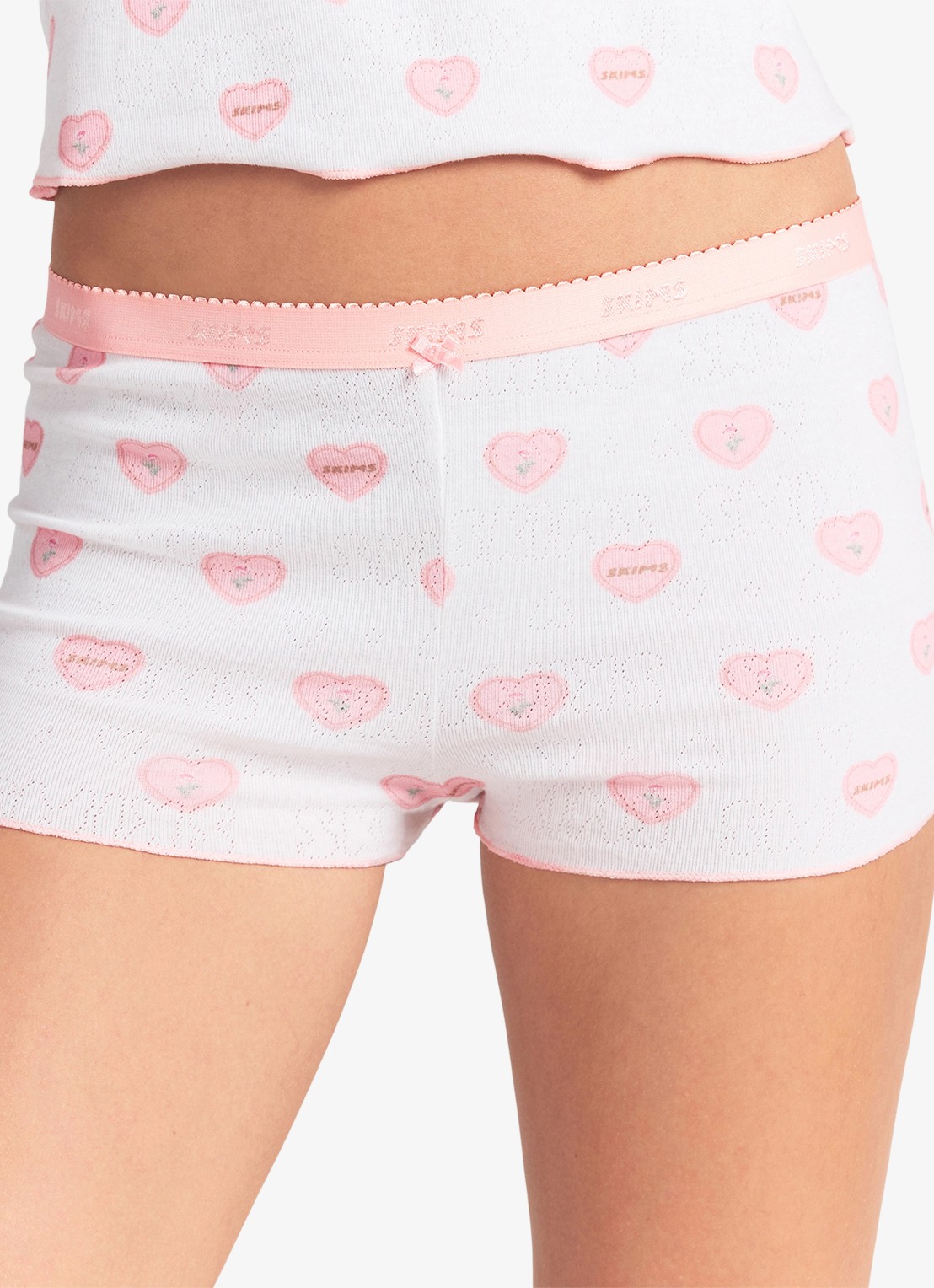 SKIMS Pointelle pyjamaset met print - detail snow lace hearts