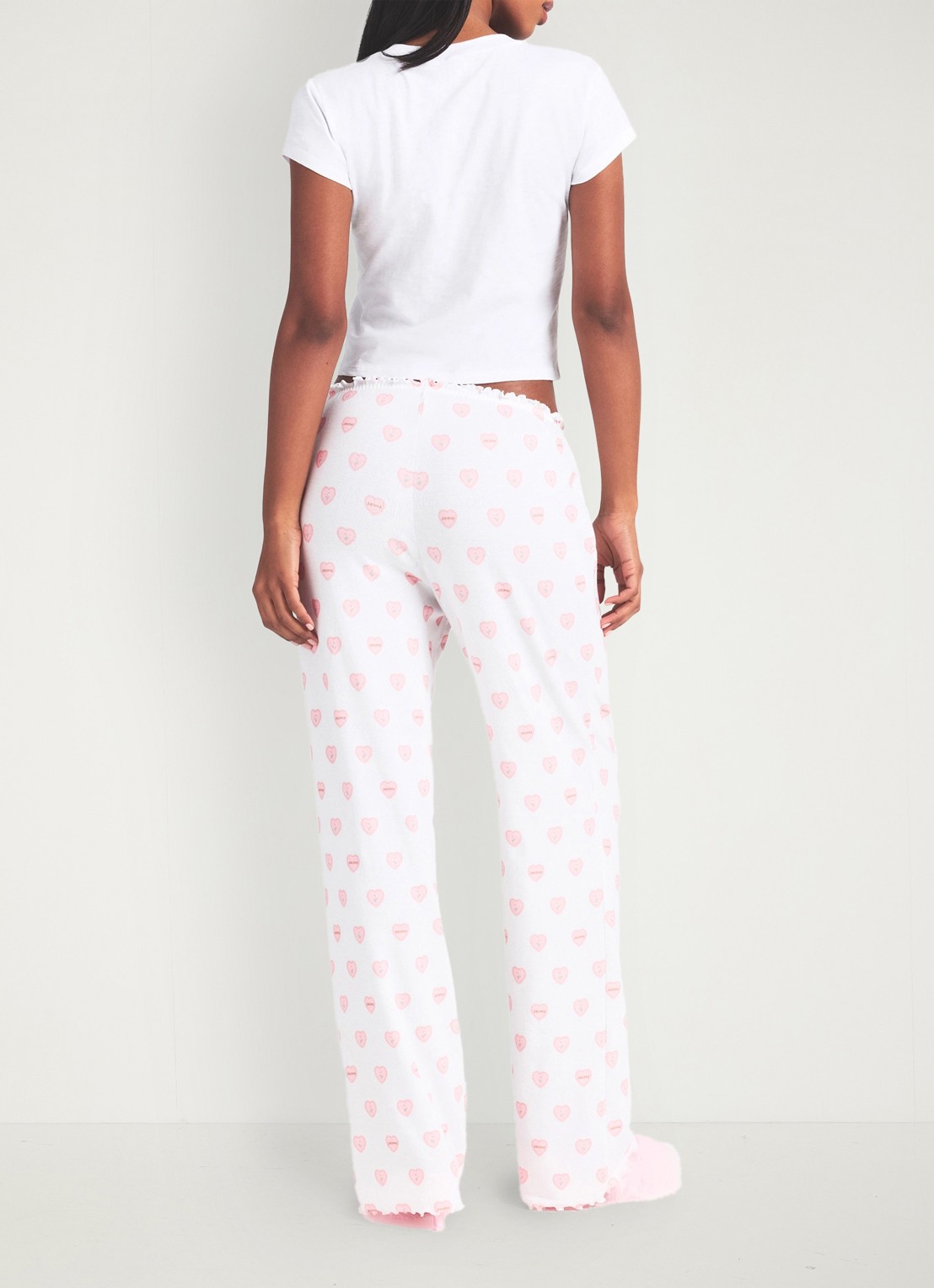 SKIMS Pointelle straight fit pyjamabroek met print - achterkant 5 snow lace hearts