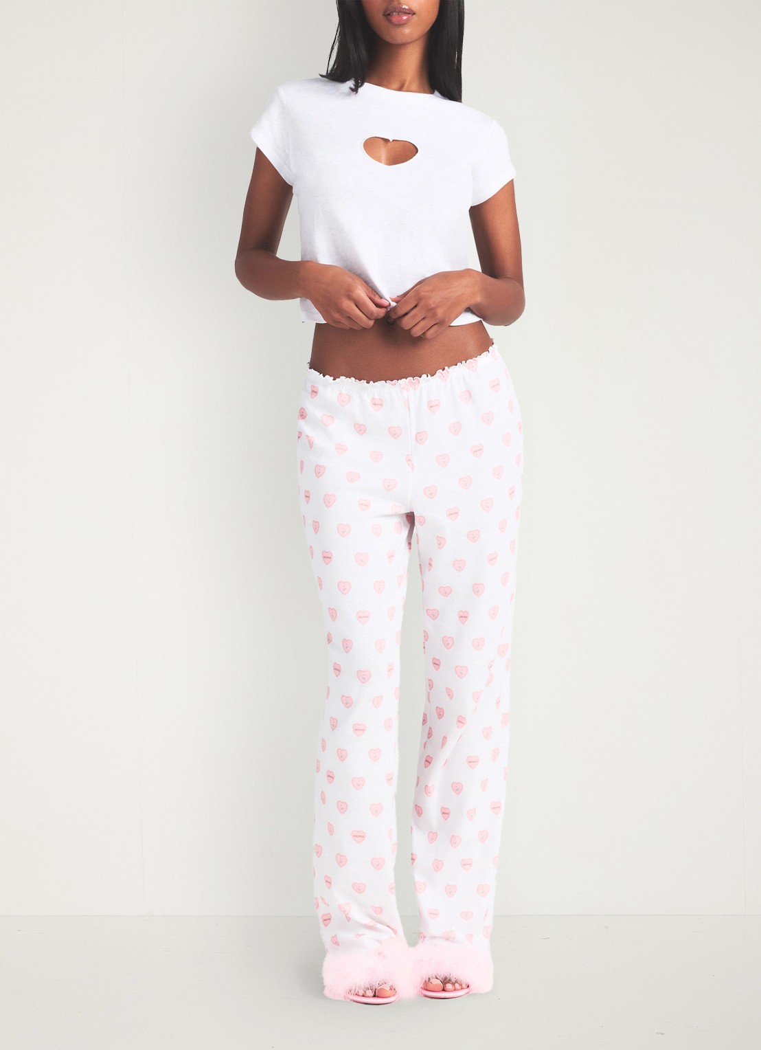 SKIMS Pointelle straight fit pyjamabroek met print - voorkant 2 snow lace hearts