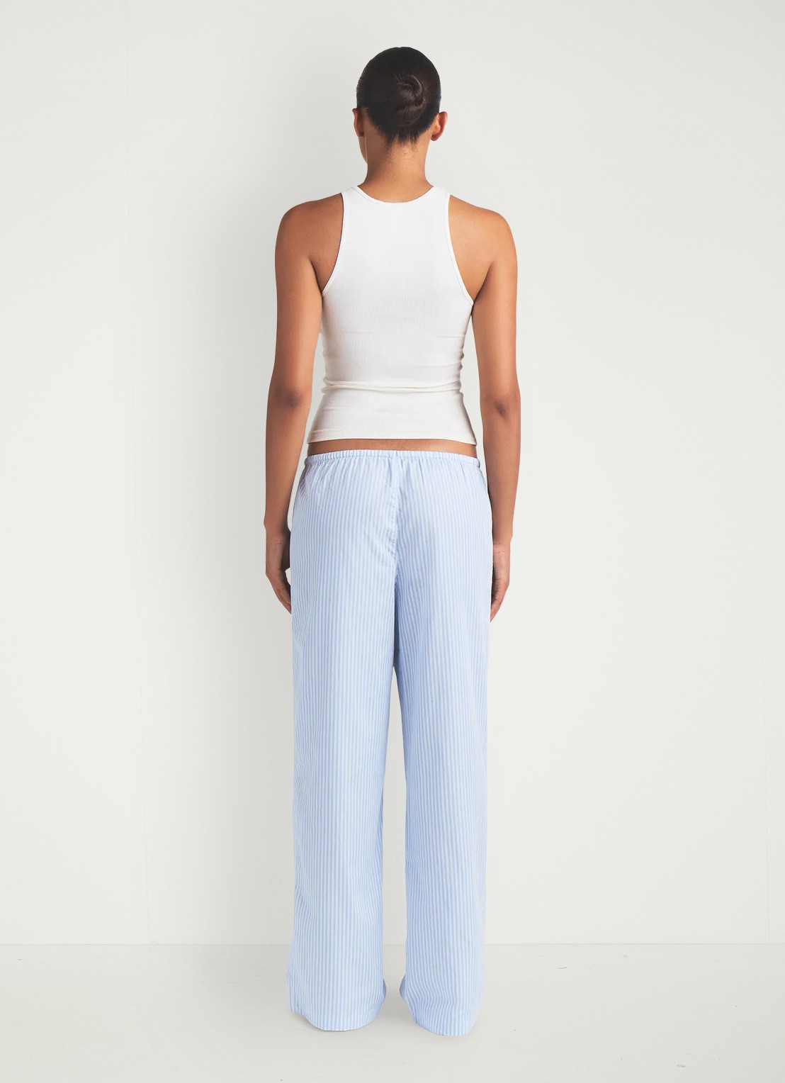 SKIMS Pyjamabroek met streepprint - achterkant rood