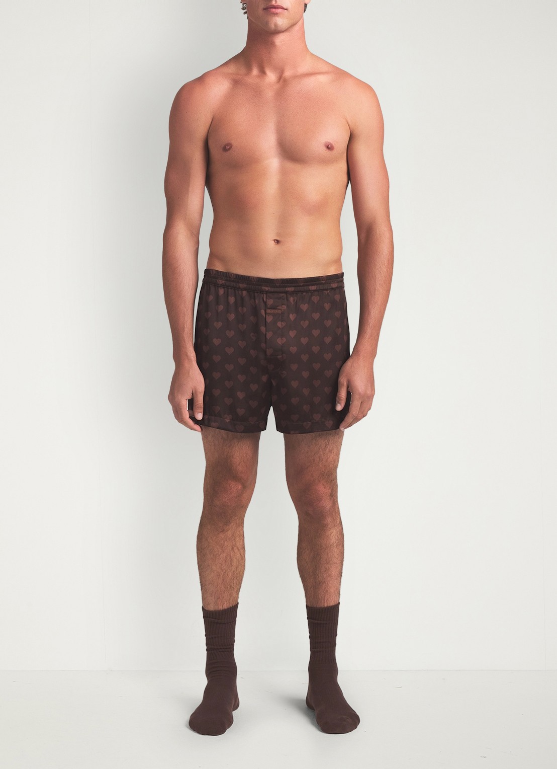 SKIMS Sateen Sleep boxershorts met print - voorkant 3 cocoa heart halfdrop