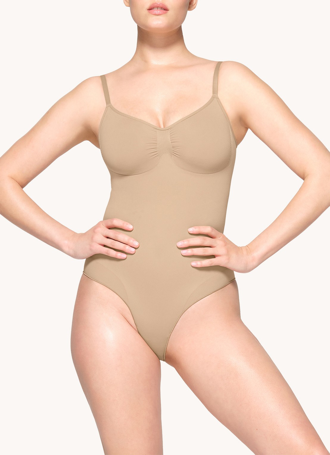 SKIMS Seamless Sculpt corrigerende body met plooidetail - detail 2 beige