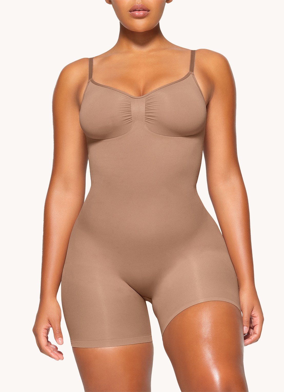 SKIMS Seamless Sculpt corrigerende body met plooidetail - detail lichtbruin