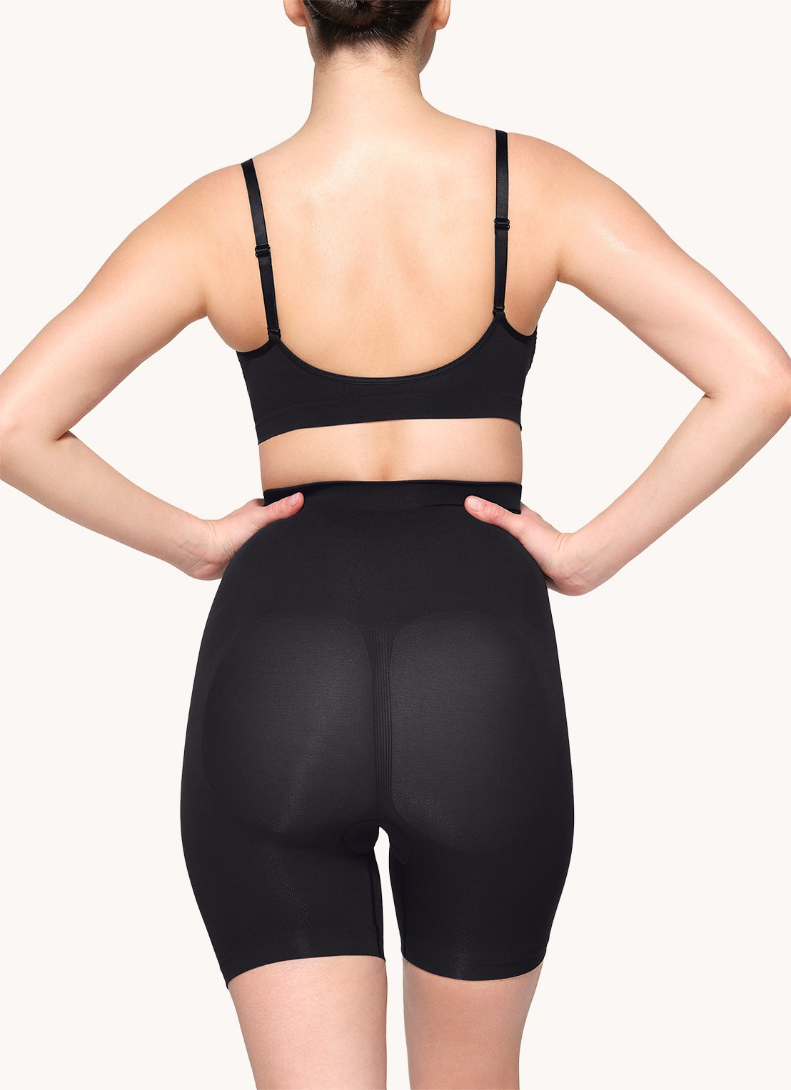 SKIMS Seamless Sculpt high waisted corrigerende short - achterkant 3 zwart