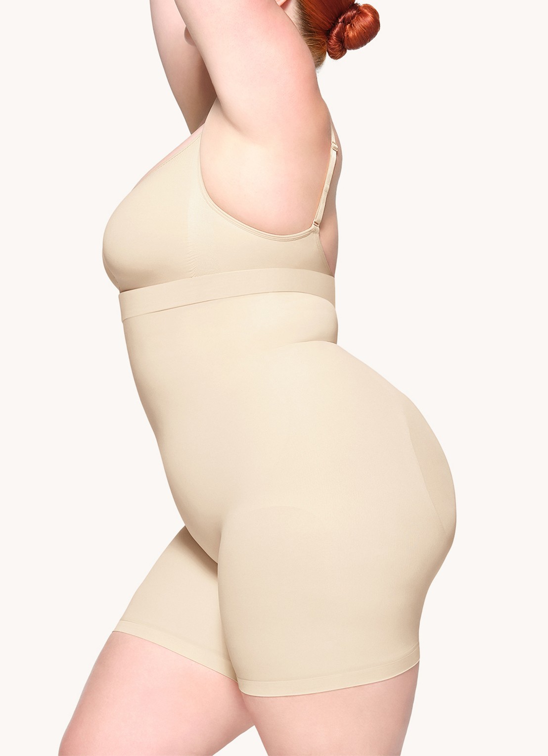 SKIMS Seamless Sculpt high waisted corrigerende short - detail 3 zand