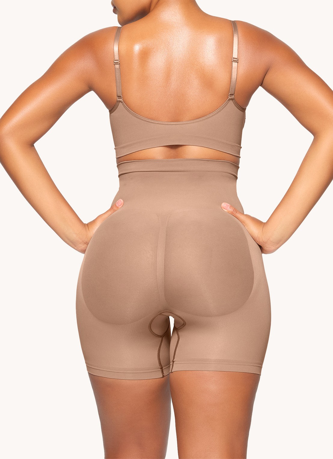 SKIMS Seamless Sculpt high waisted corrigerende short - achterkant 4 lichtbruin