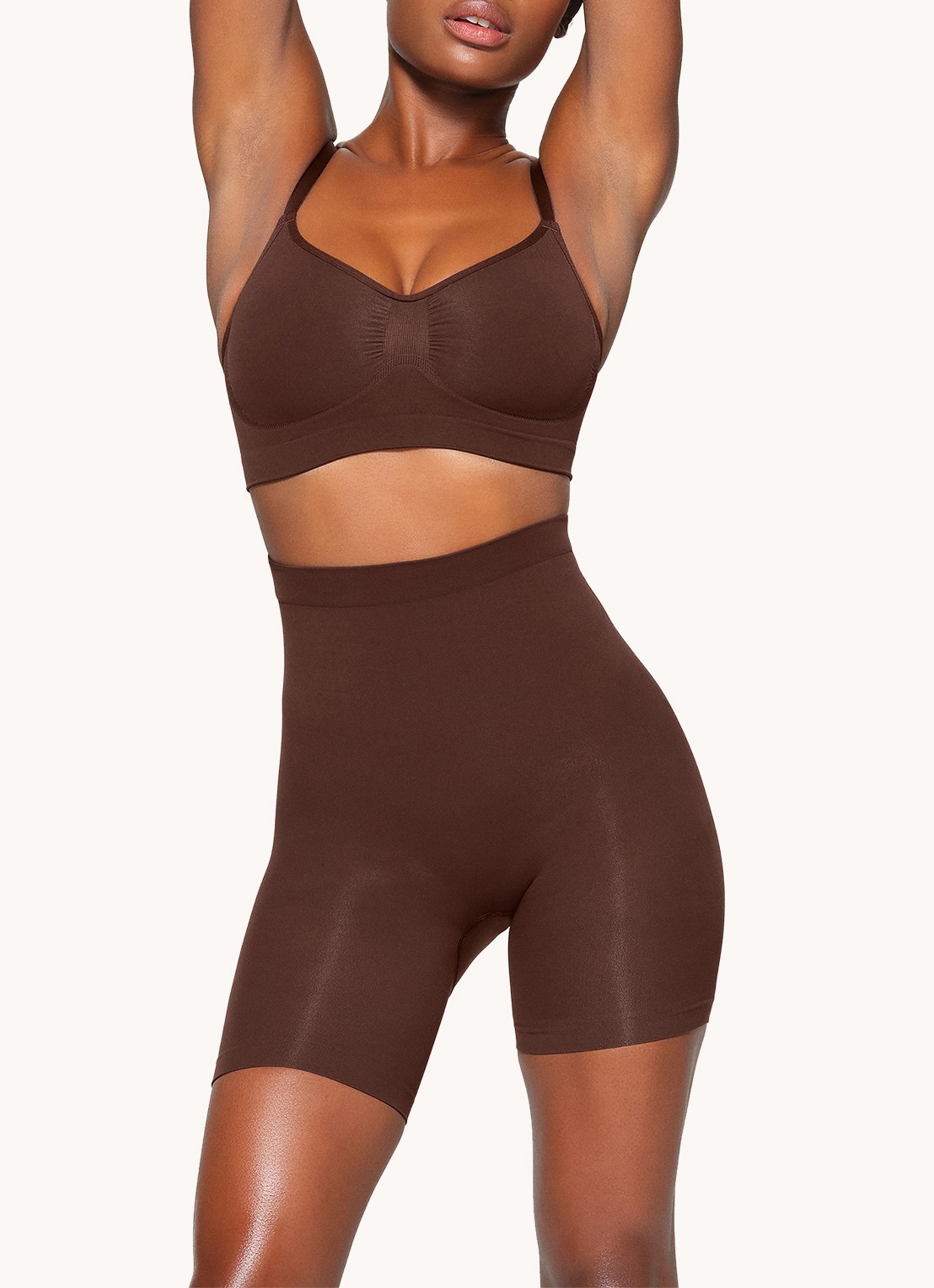 SKIMS Seamless Sculpt high waisted corrigerende short - detail 2 donkerbruin
