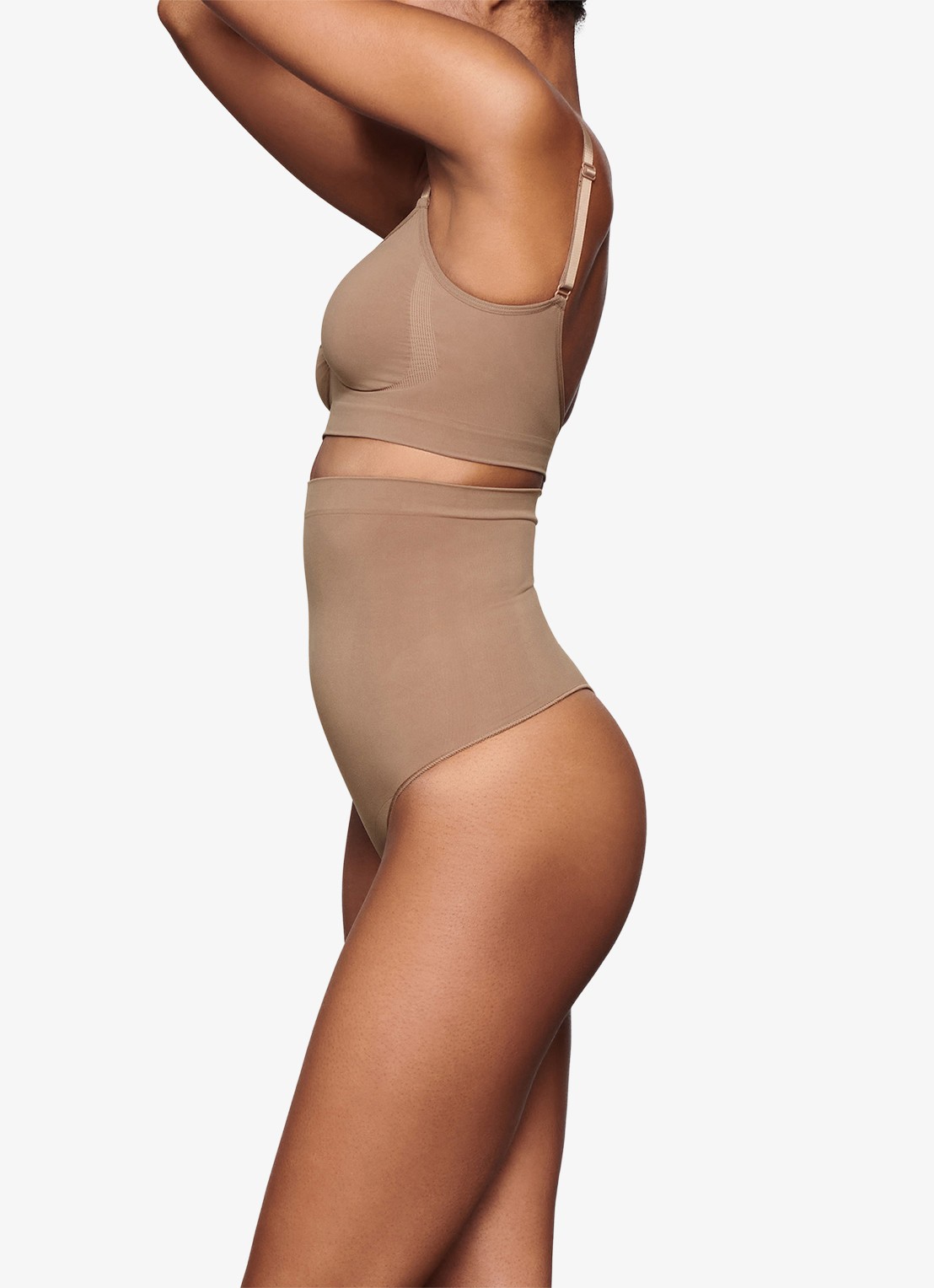 SKIMS Seamless Sculpt high waisted corrigerende string - detail 4 lichtbruin