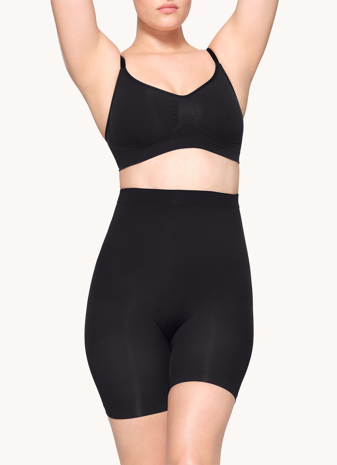 SKIMS Seamless Sculpt mid waisted corrigerende short - detail 2 zwart