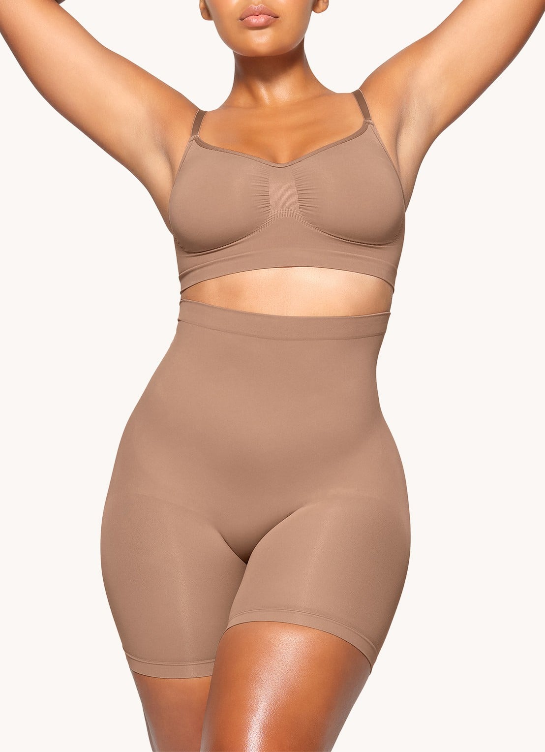 SKIMS Seamless Sculpt mid waisted corrigerende short - detail 2 lichtbruin